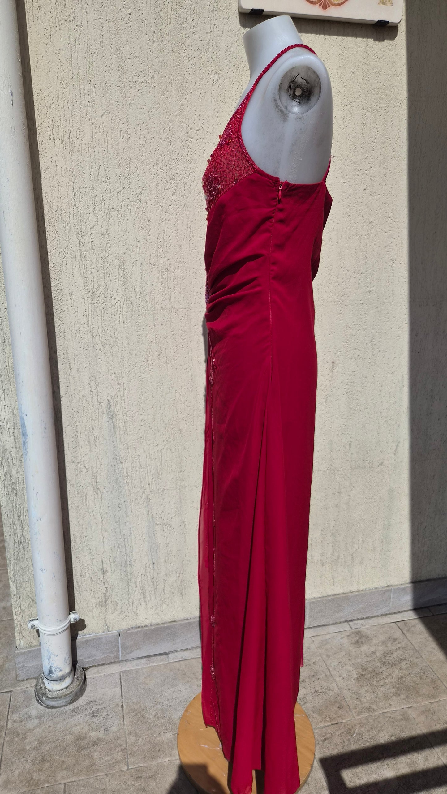 Robe en voile brodée rouge