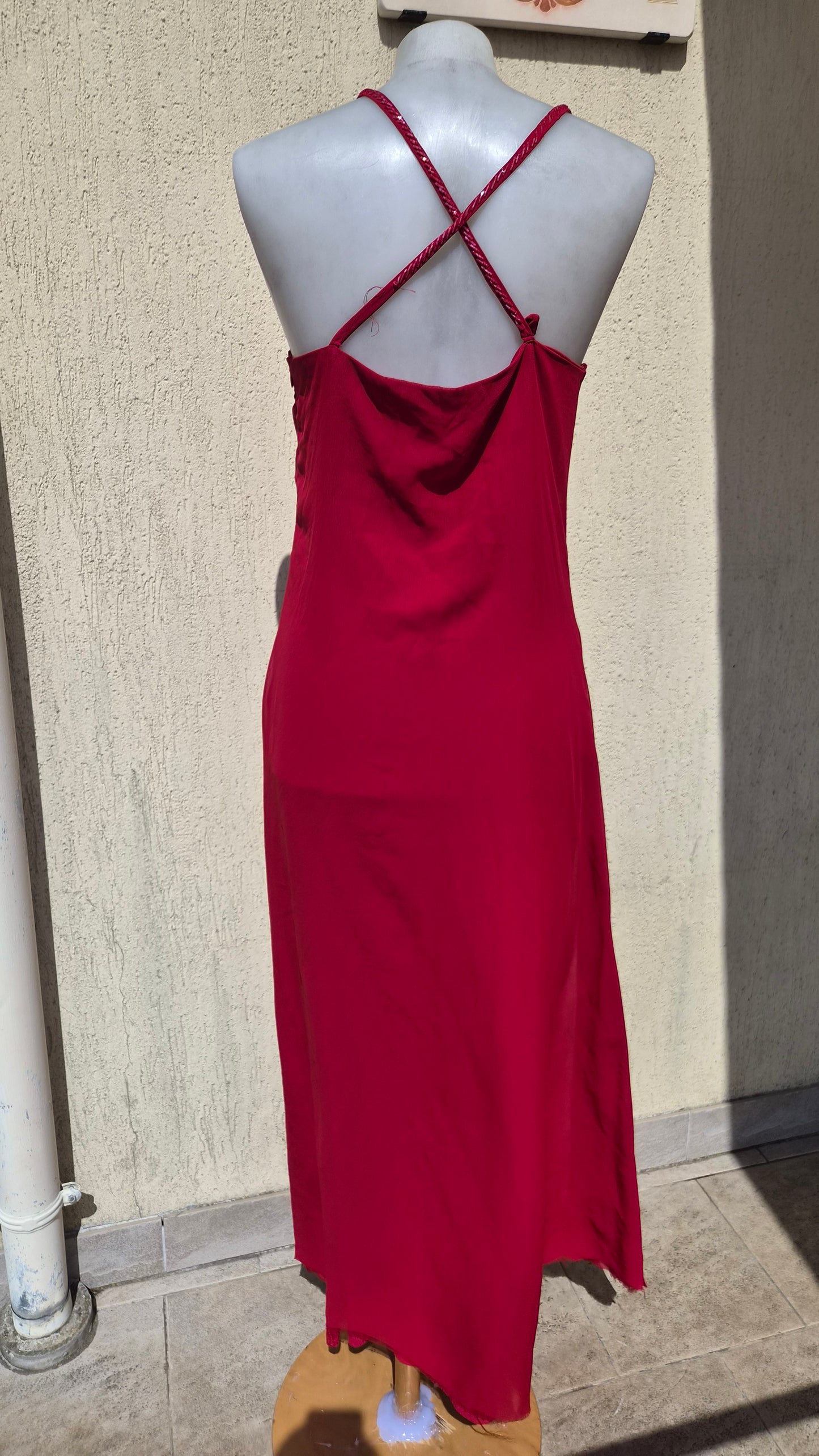 Robe en voile brodée rouge