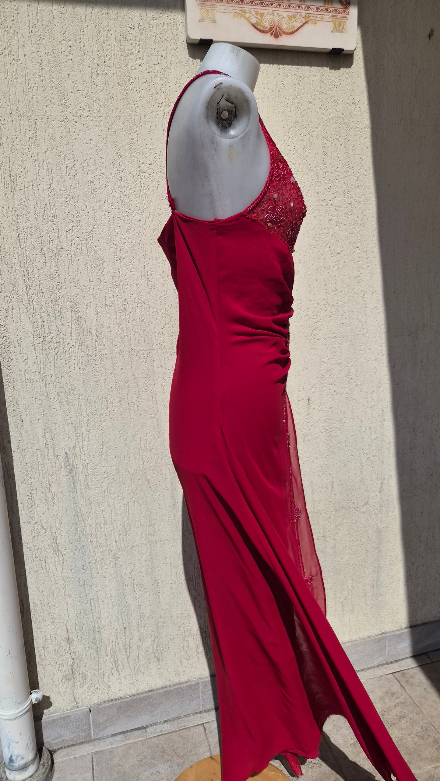 Robe en voile brodée rouge