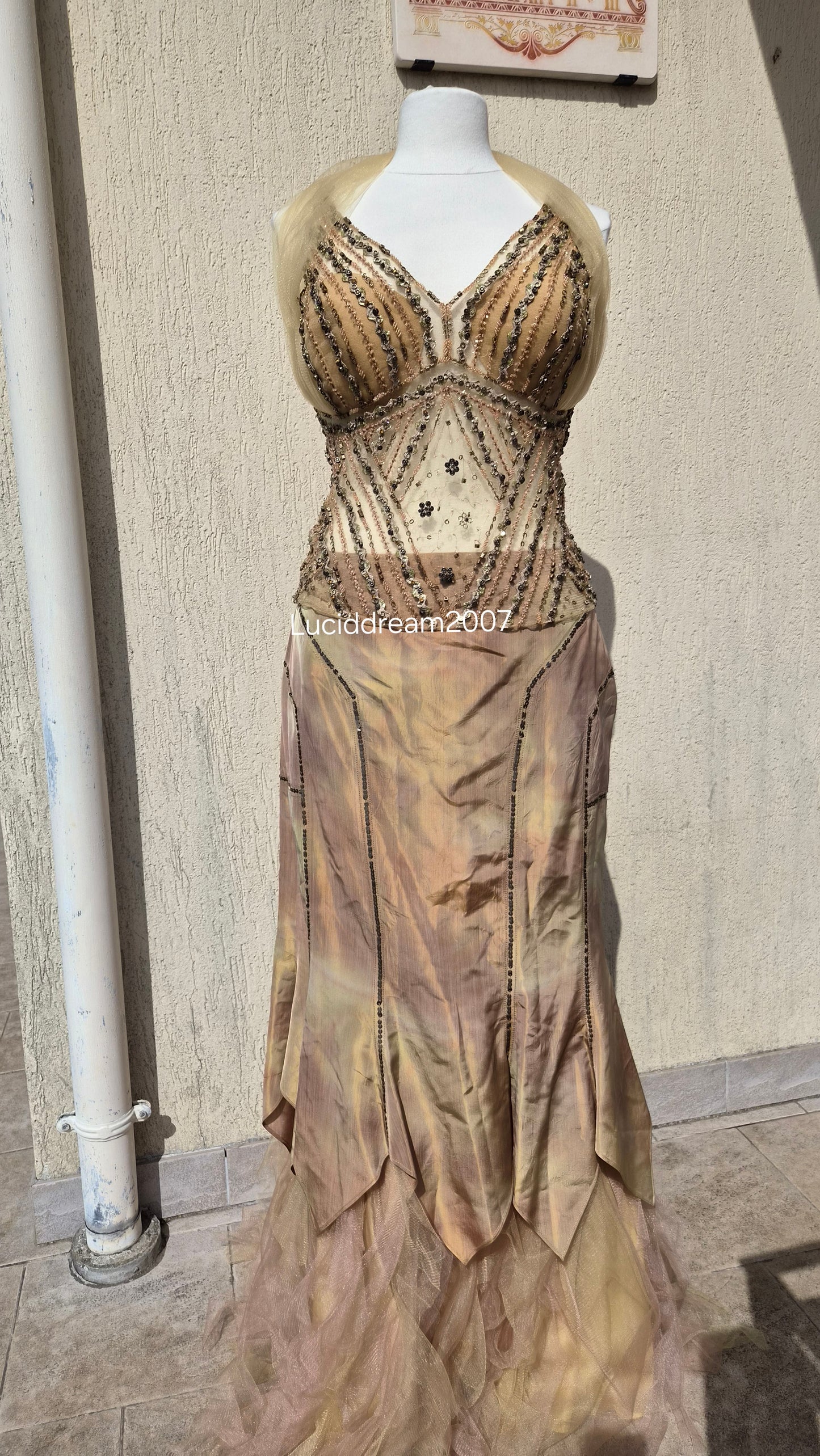 Ensemble brodé beige et doré Musani Couture
