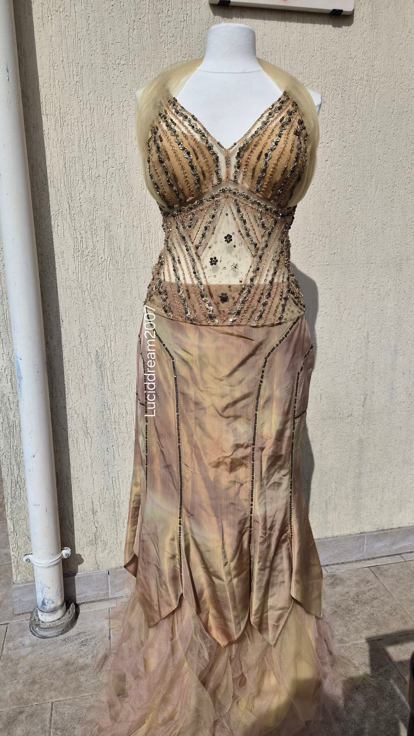 Ensemble brodé beige et doré Musani Couture