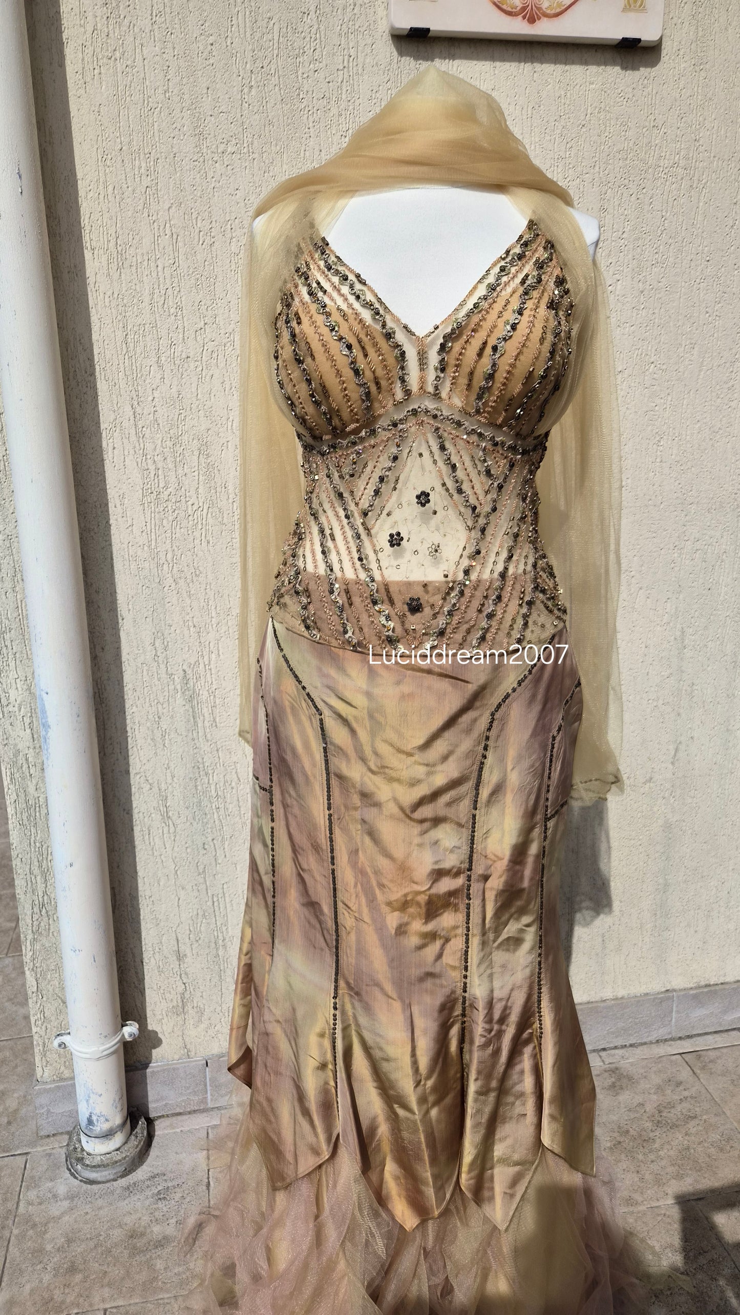 Ensemble brodé beige et doré Musani Couture