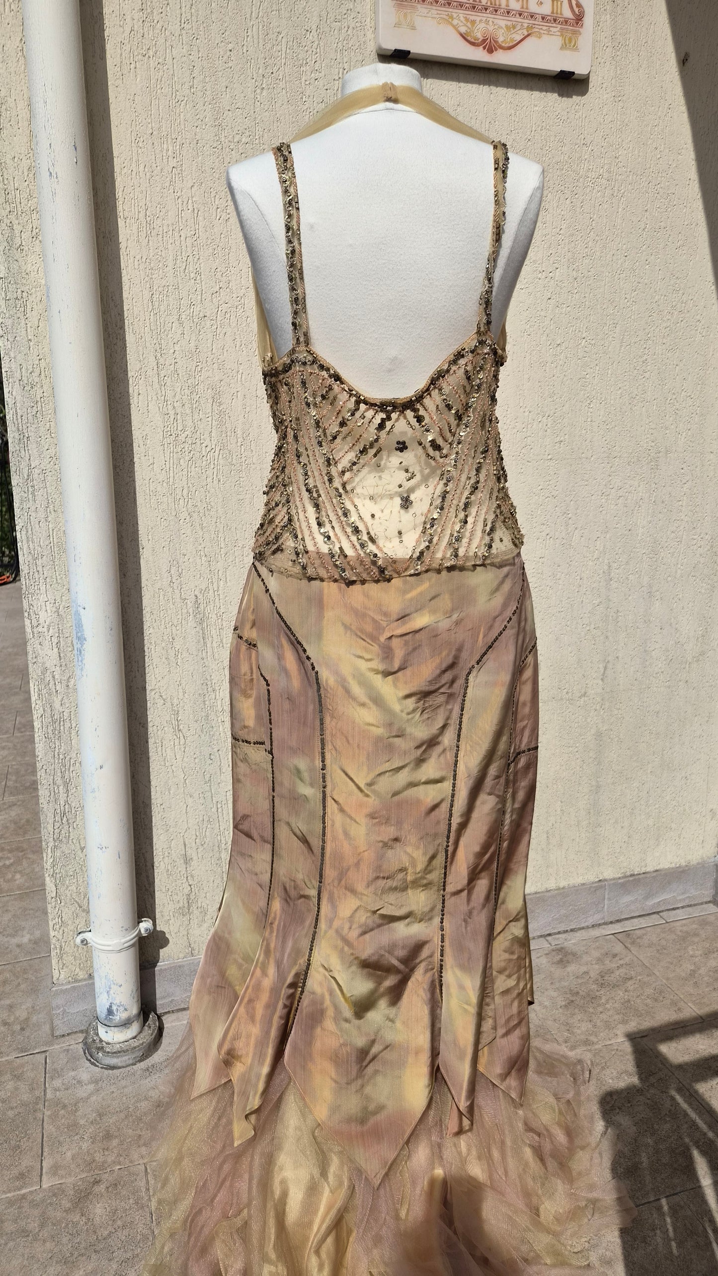 Ensemble brodé beige et doré Musani Couture