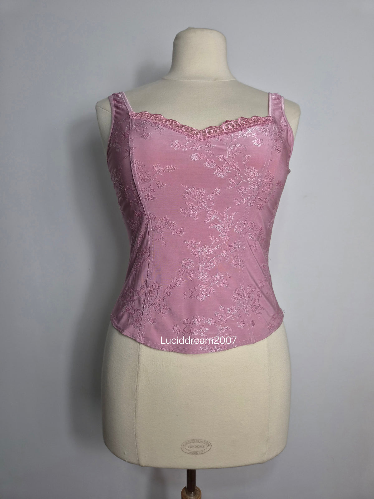 Haut motif arabesques rose