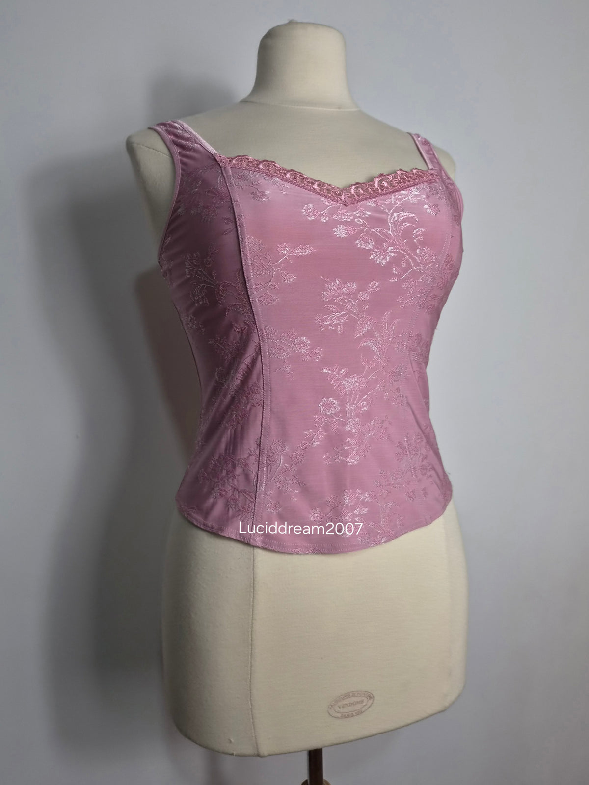 Haut motif arabesques rose
