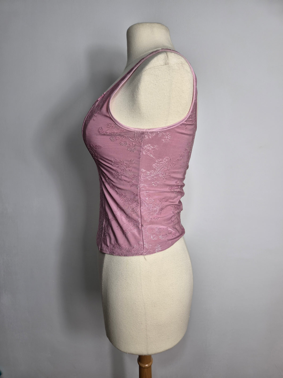 Haut motif arabesques rose