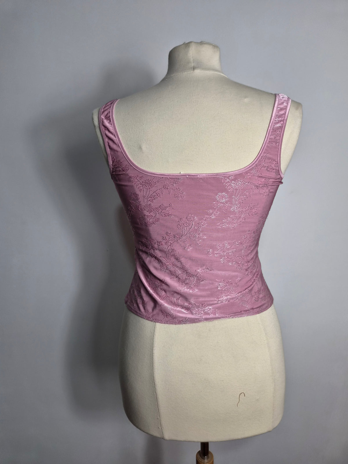 Haut motif arabesques rose