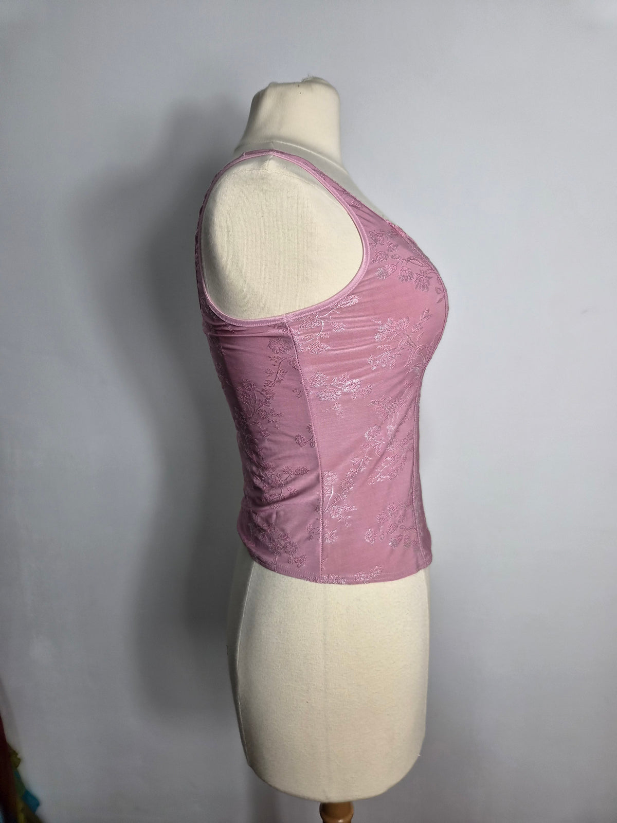Haut motif arabesques rose
