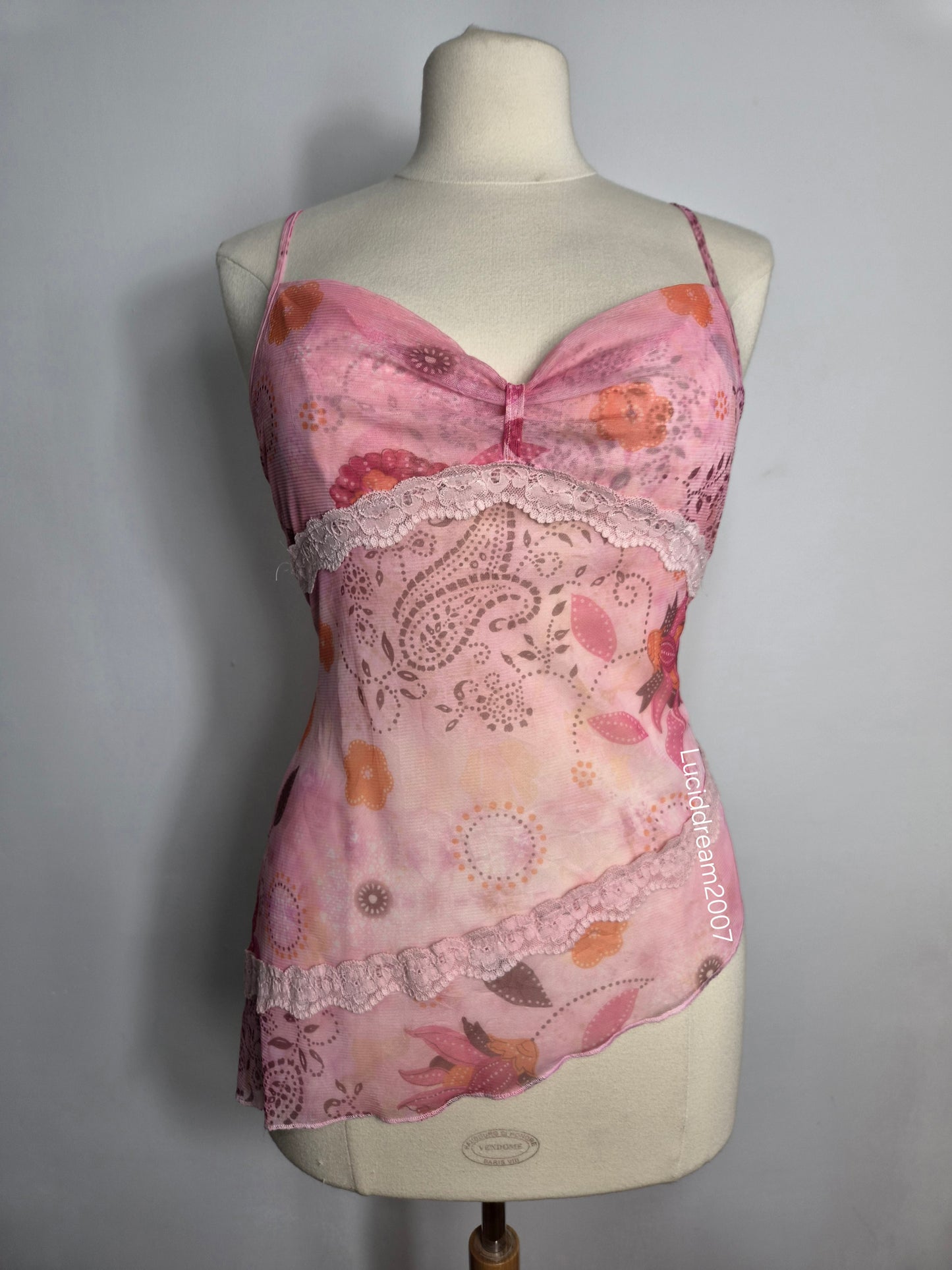 Haut rose asymétrique fleuri