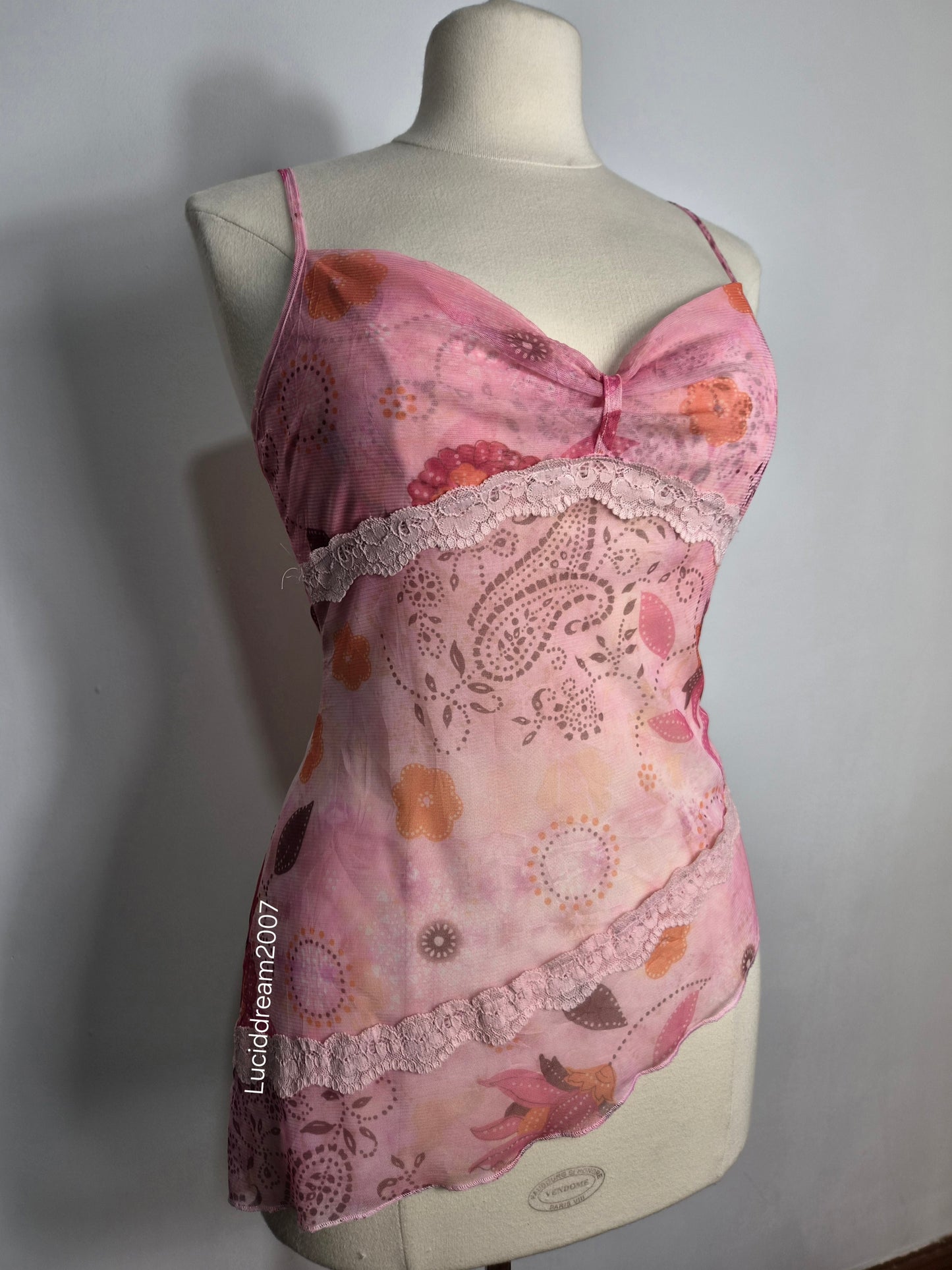 Haut rose asymétrique fleuri