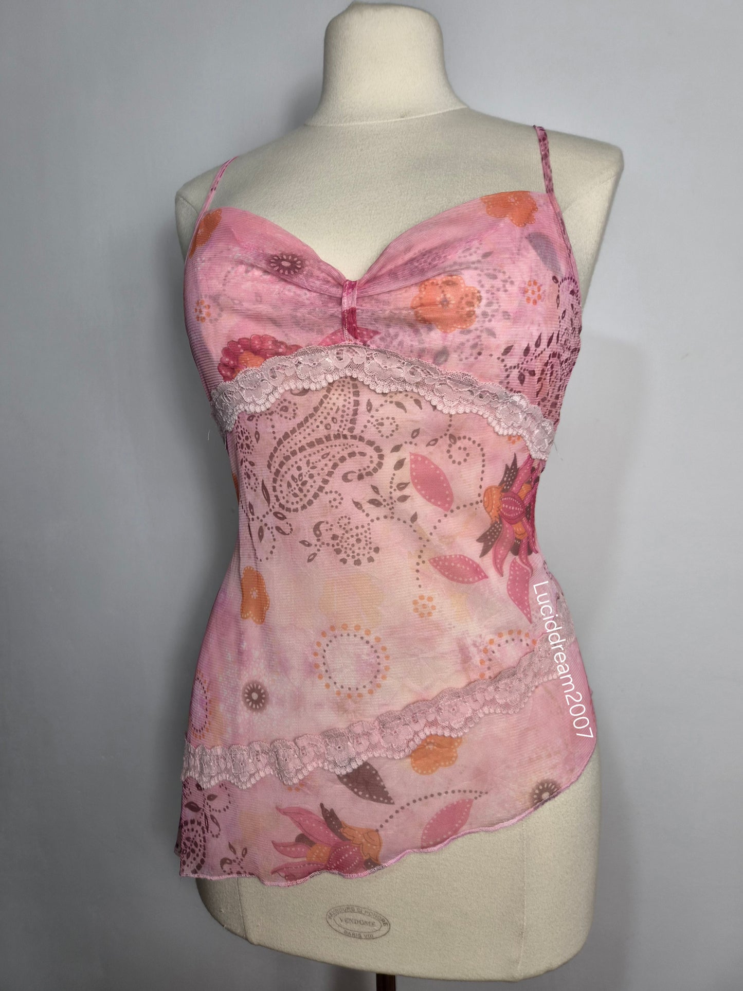 Haut rose asymétrique fleuri