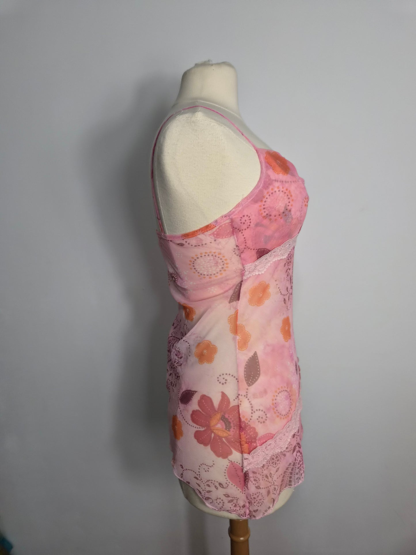 Haut rose asymétrique fleuri