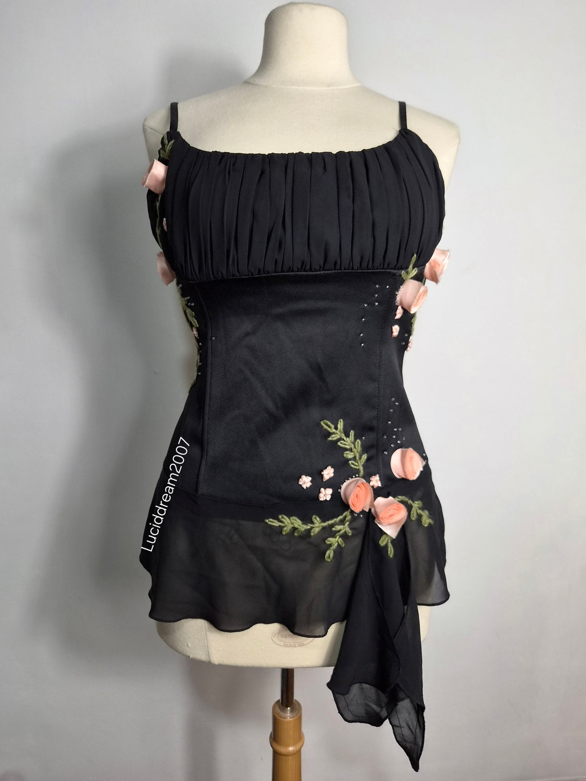 Haut asymétrique avec fleurs 3D