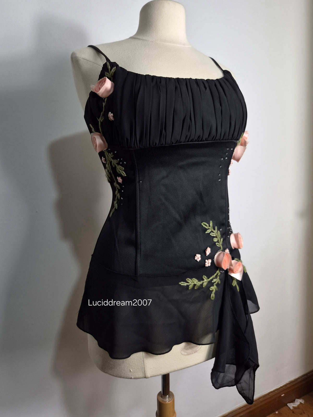Haut asymétrique avec fleurs 3D