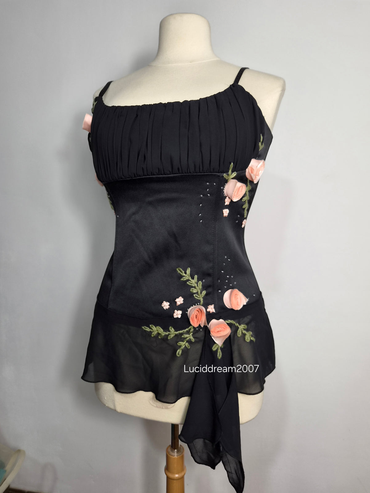 Haut asymétrique avec fleurs 3D