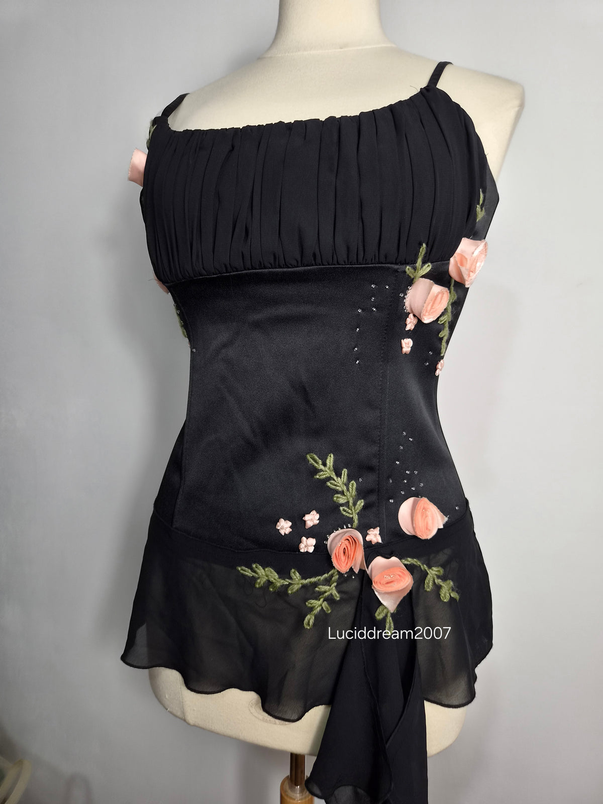 Haut asymétrique avec fleurs 3D
