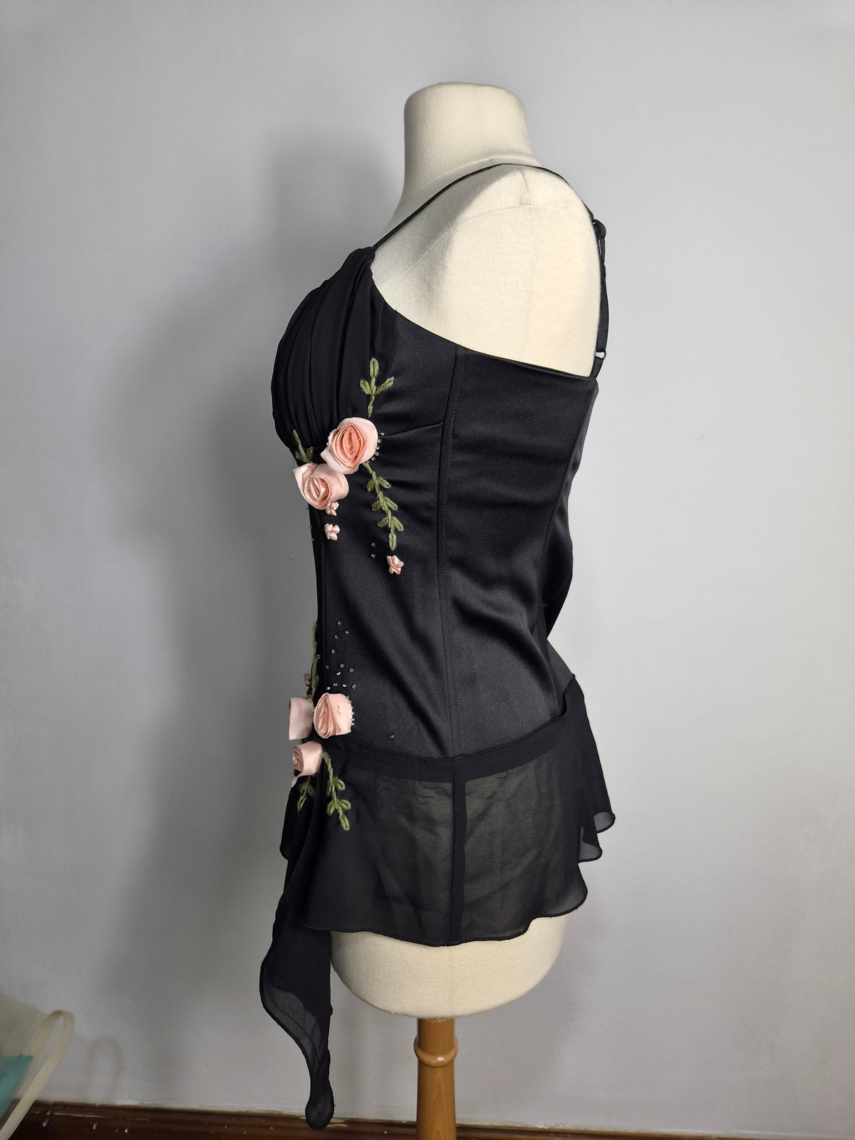 Haut asymétrique avec fleurs 3D