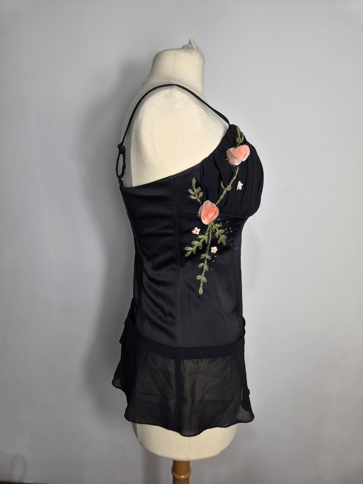 Haut asymétrique avec fleurs 3D