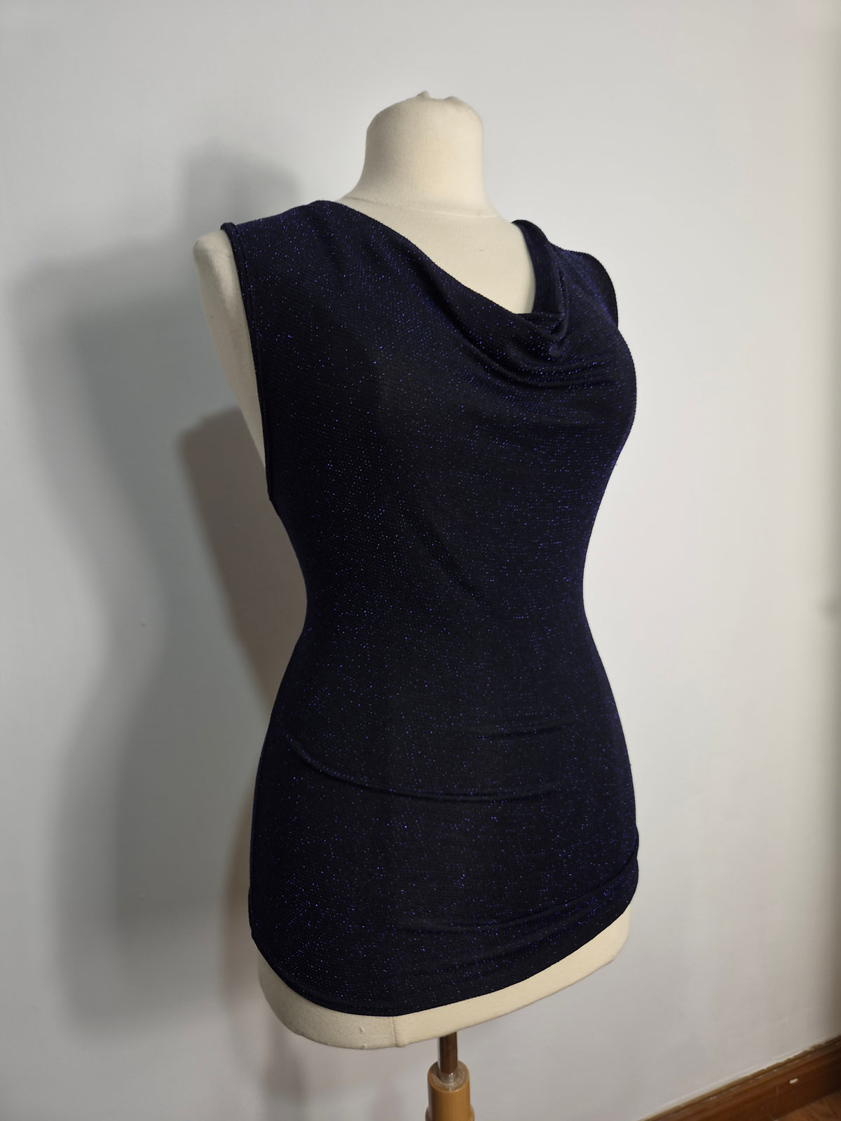 Haut col bénitier noir à strass bleu