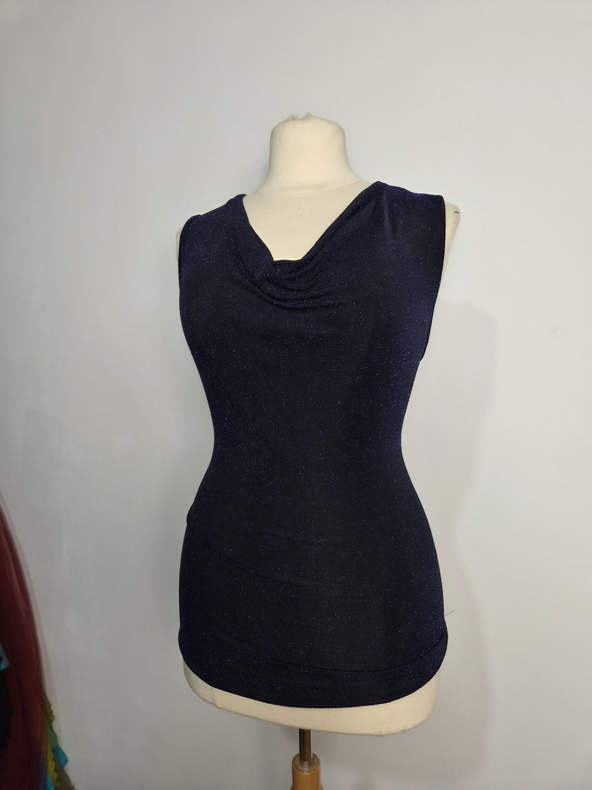 Haut col bénitier noir à strass bleu