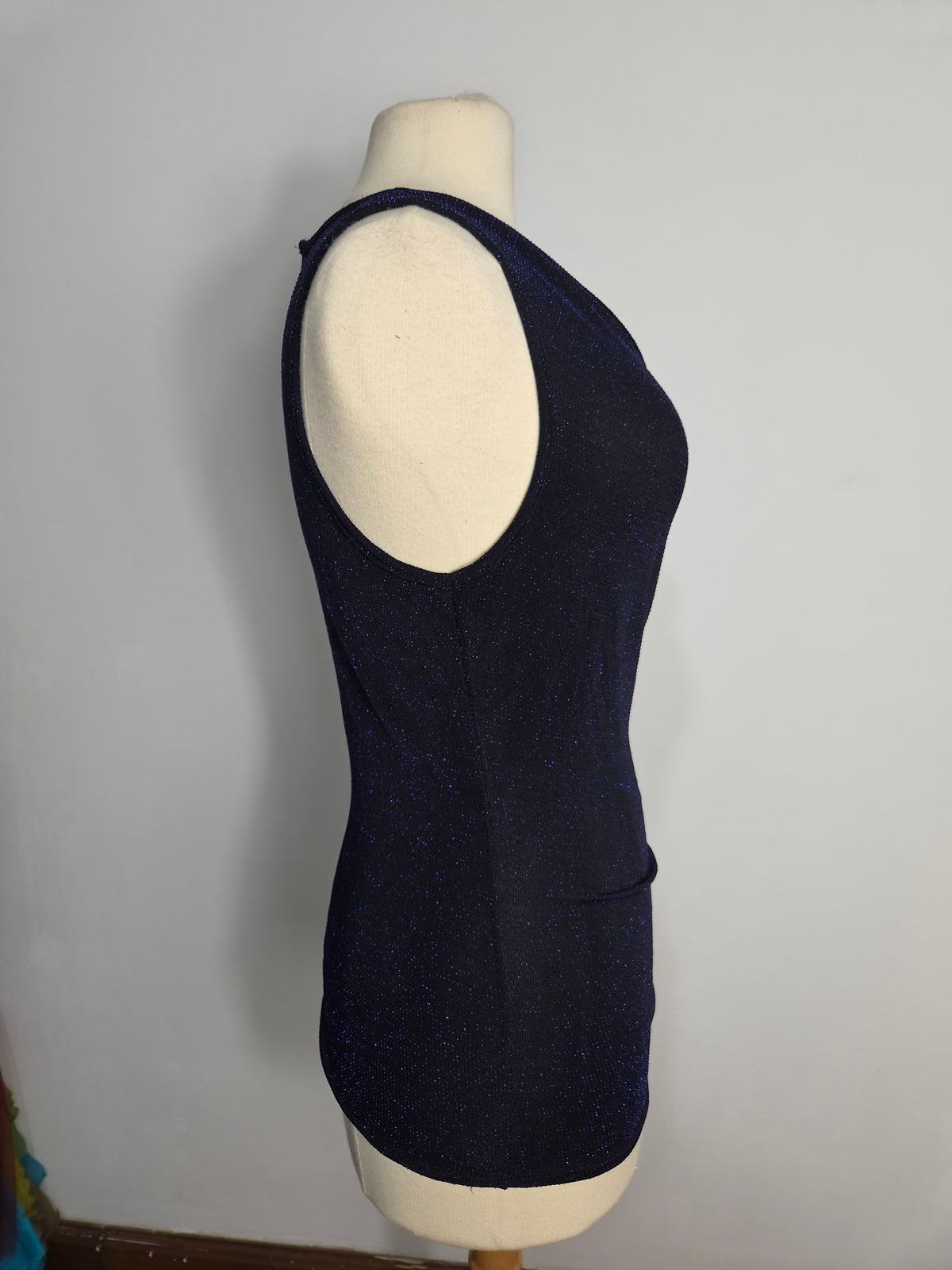 Haut col bénitier noir à strass bleu