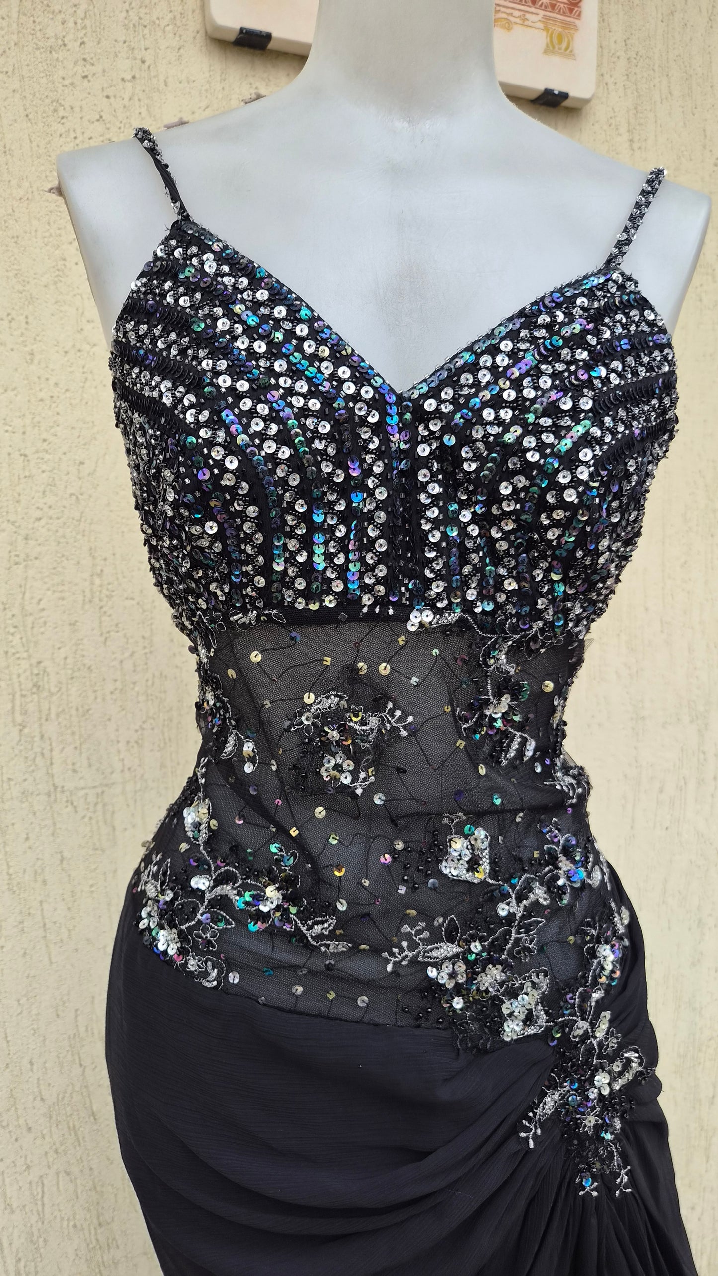 Robe noire détails broderies