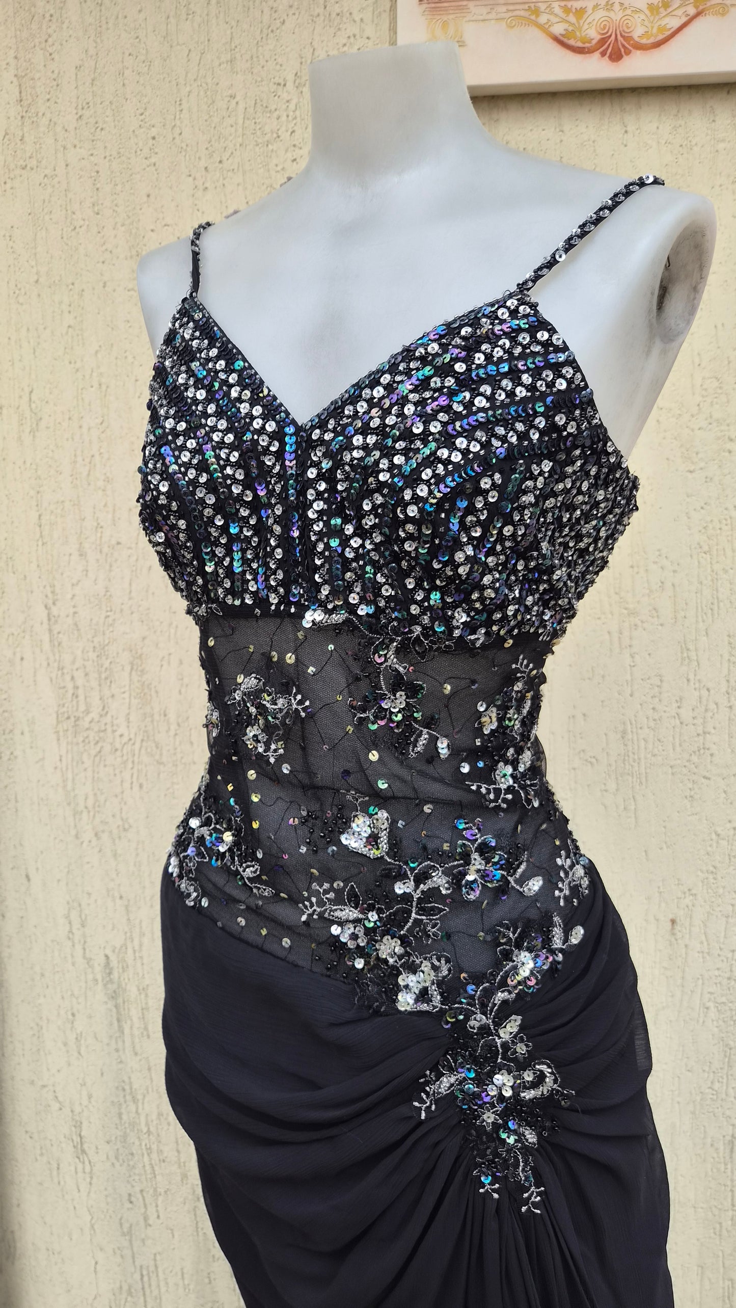 Robe noire détails broderies
