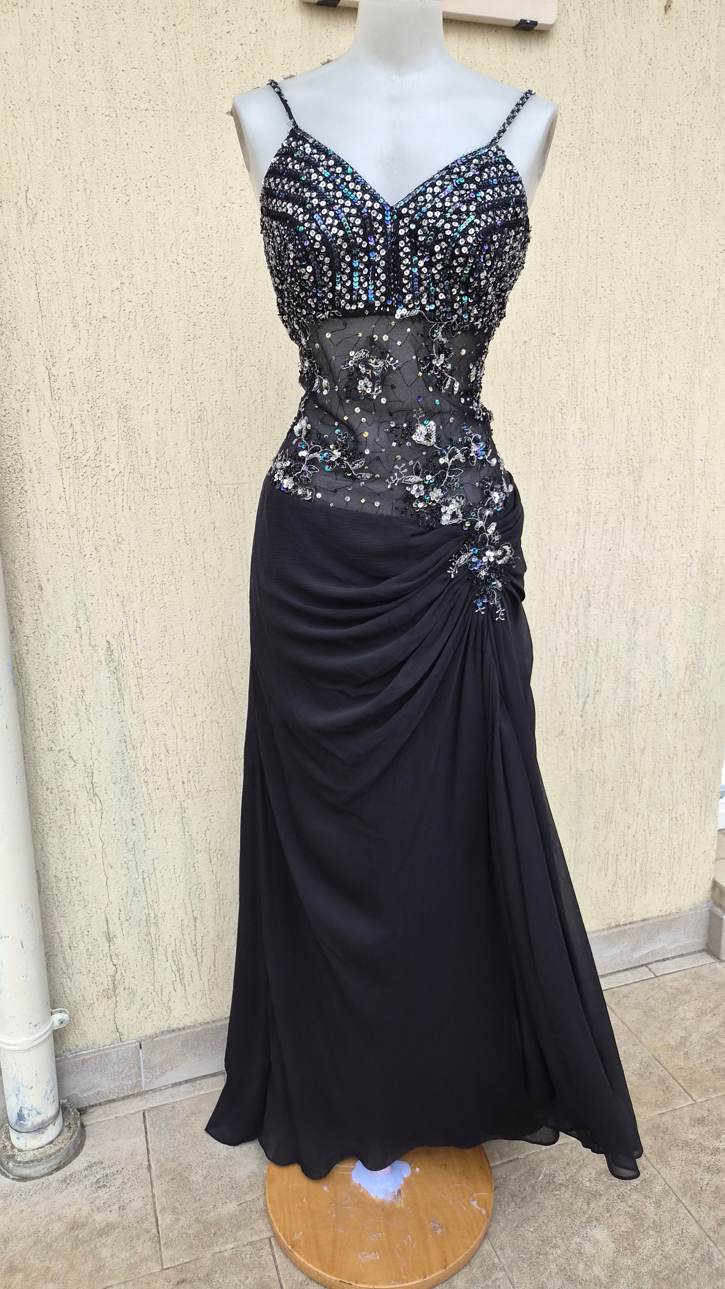 Robe noire détails broderies