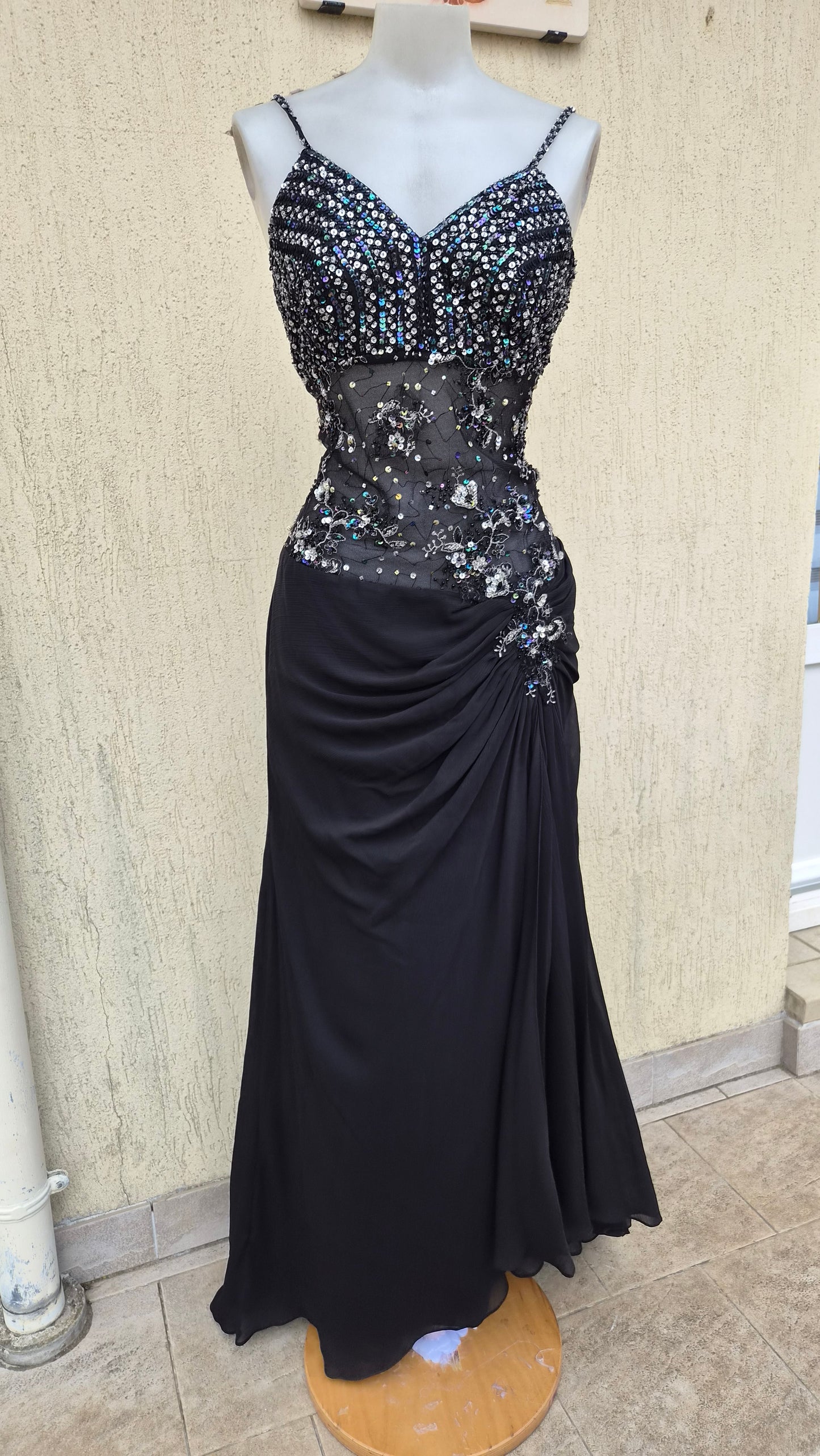 Robe noire détails broderies