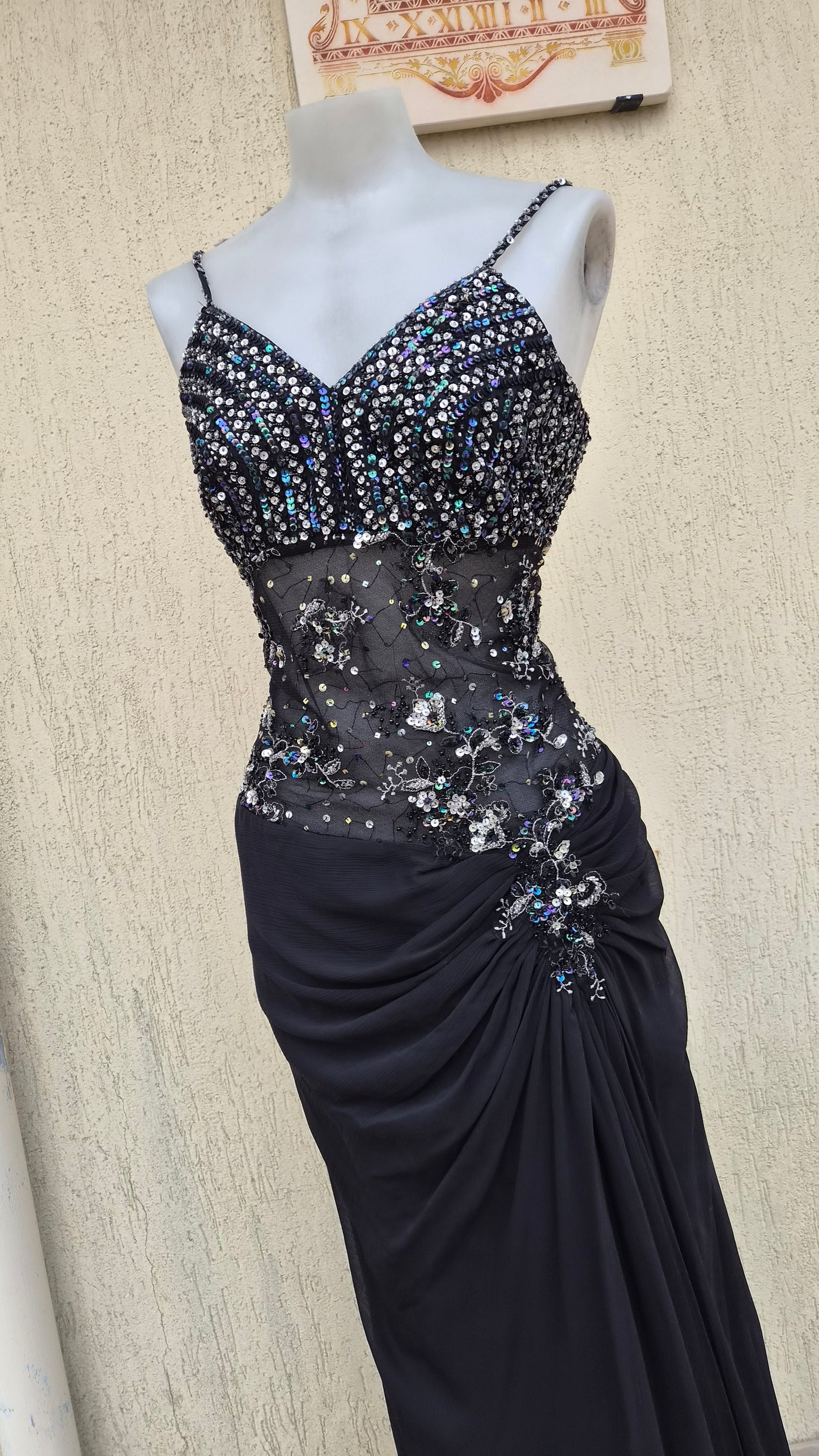 Robe noire détails broderies