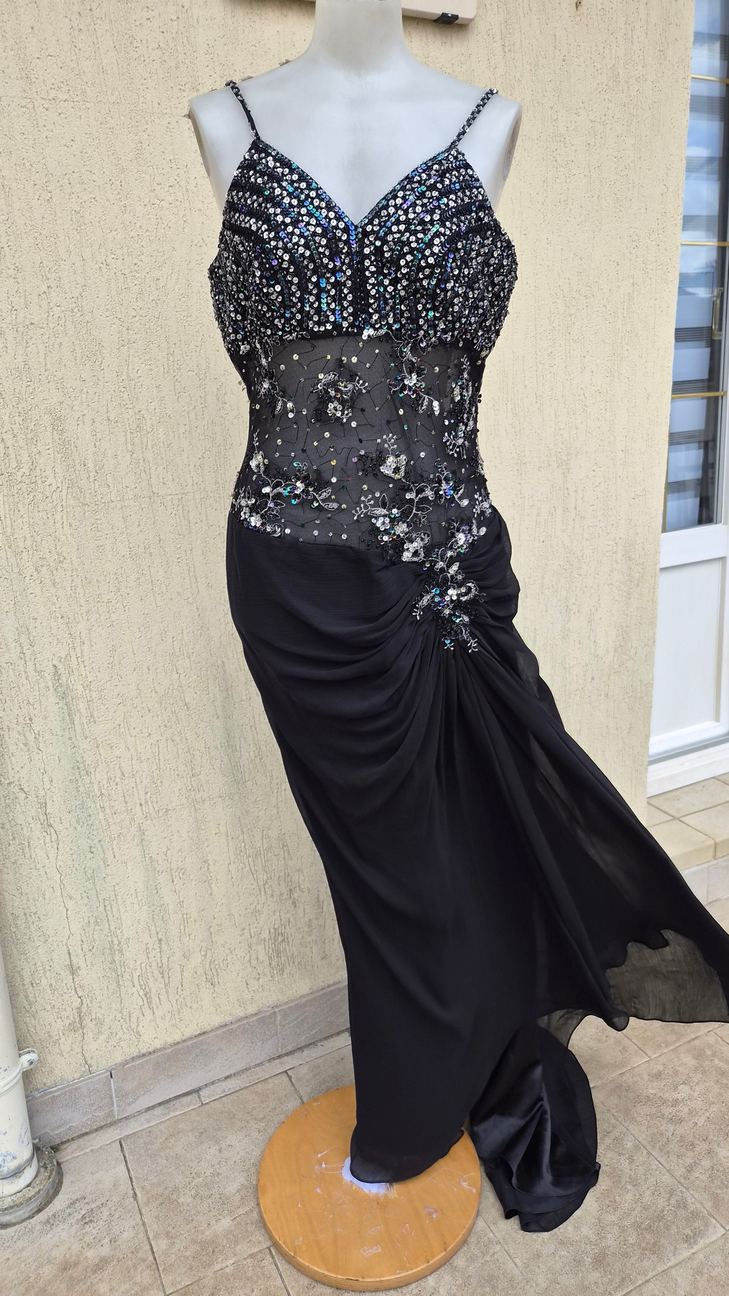 Robe noire détails broderies