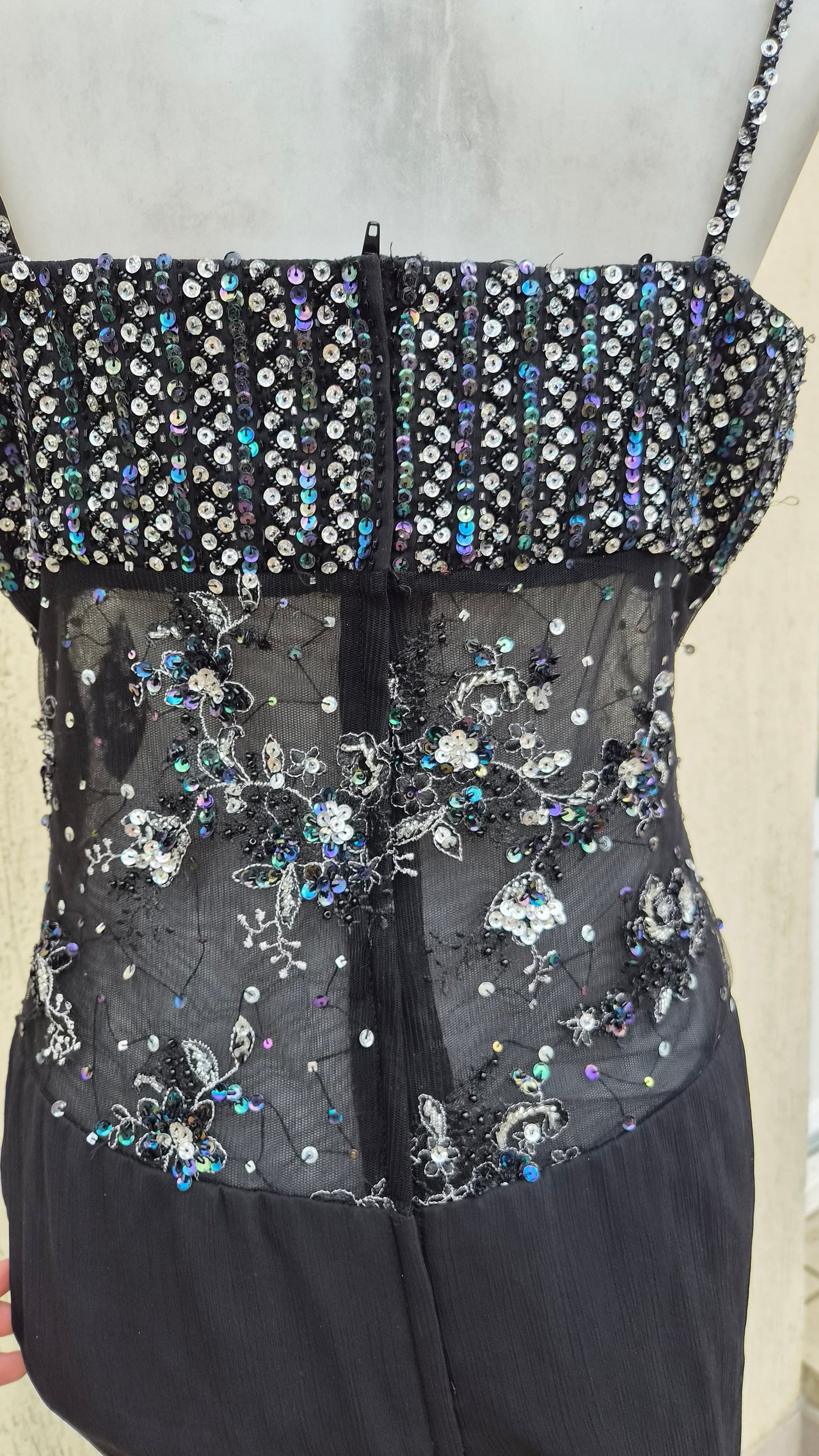 Robe noire détails broderies