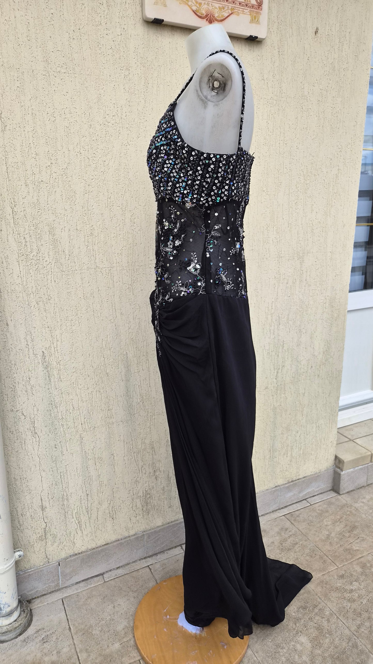 Robe noire détails broderies