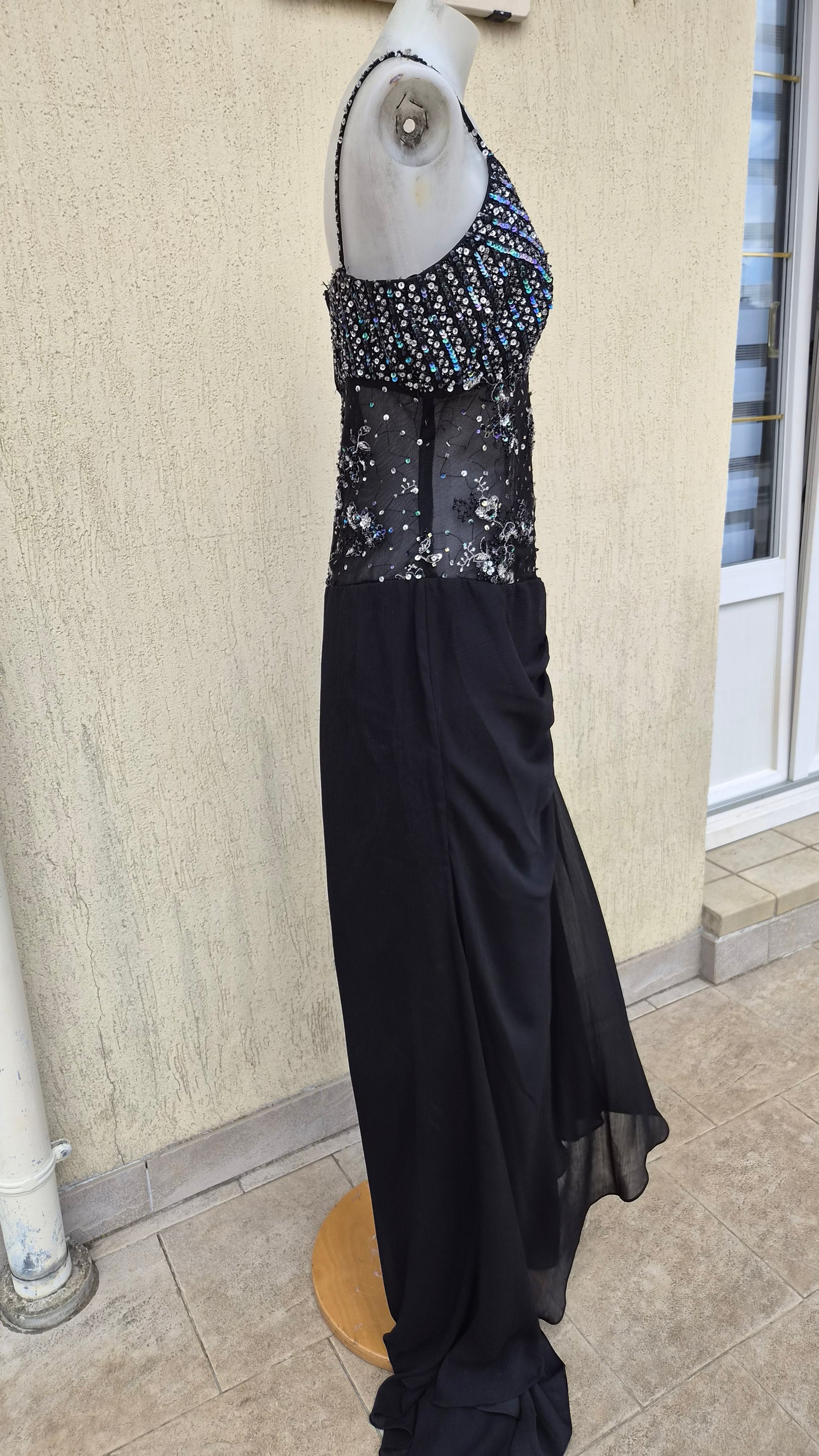 Robe noire détails broderies