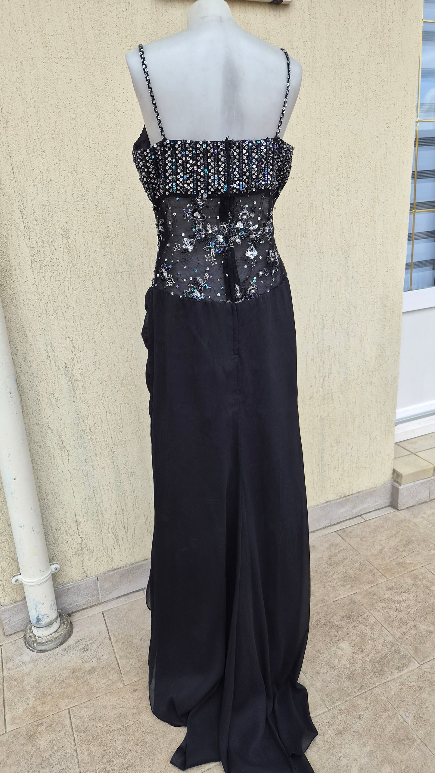 Robe noire détails broderies