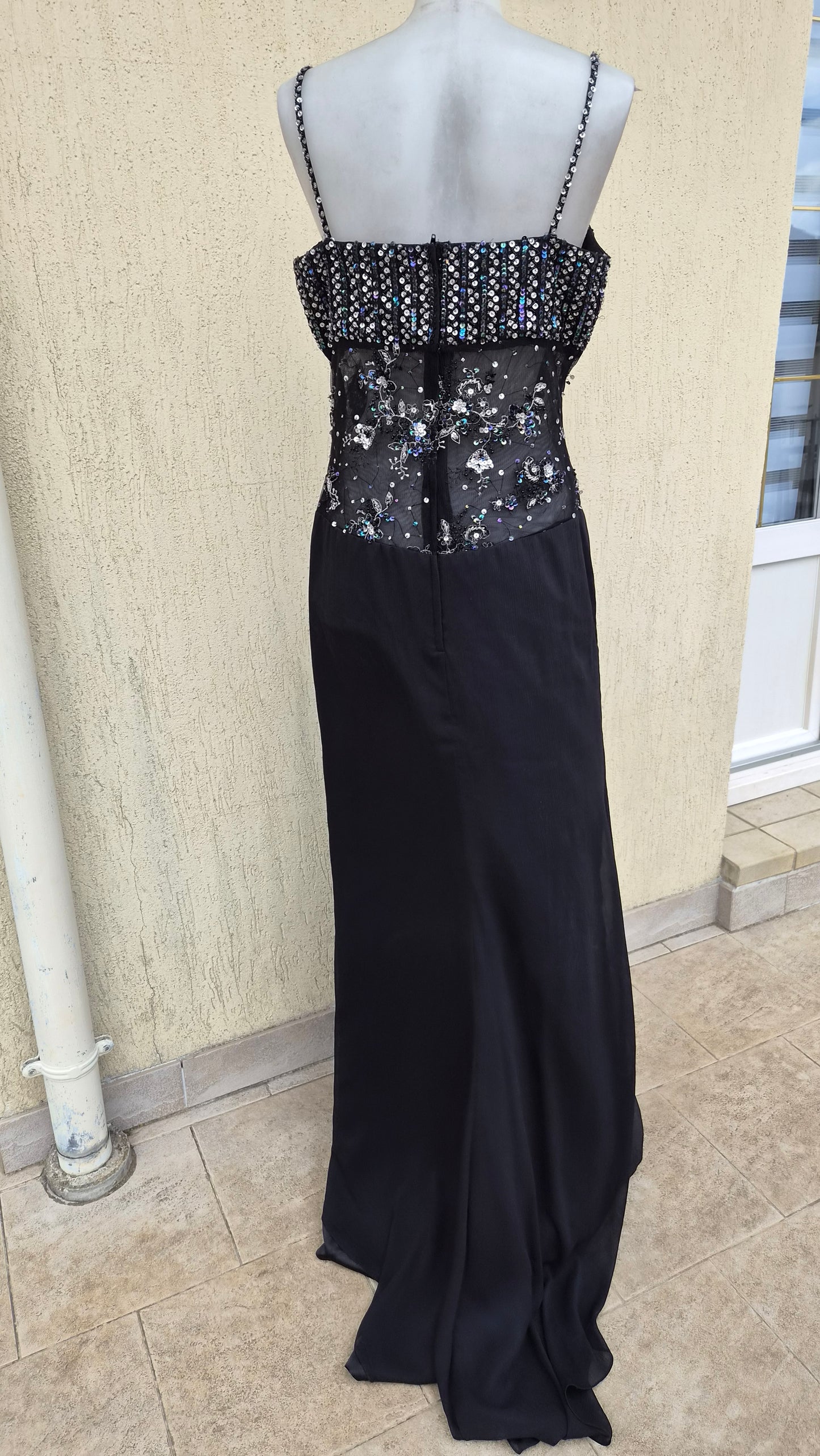 Robe noire détails broderies