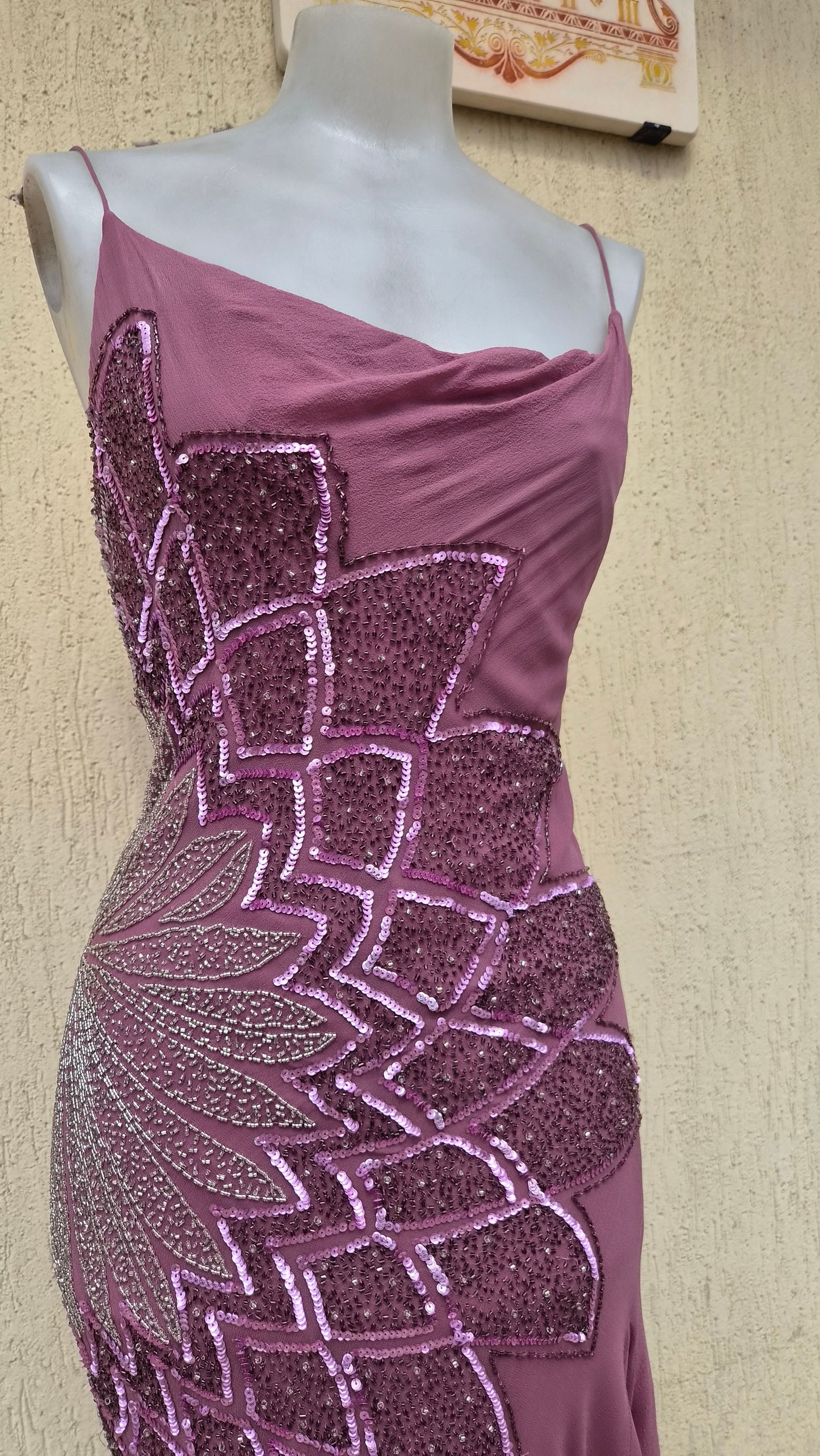Robe en soie brodée tons roses