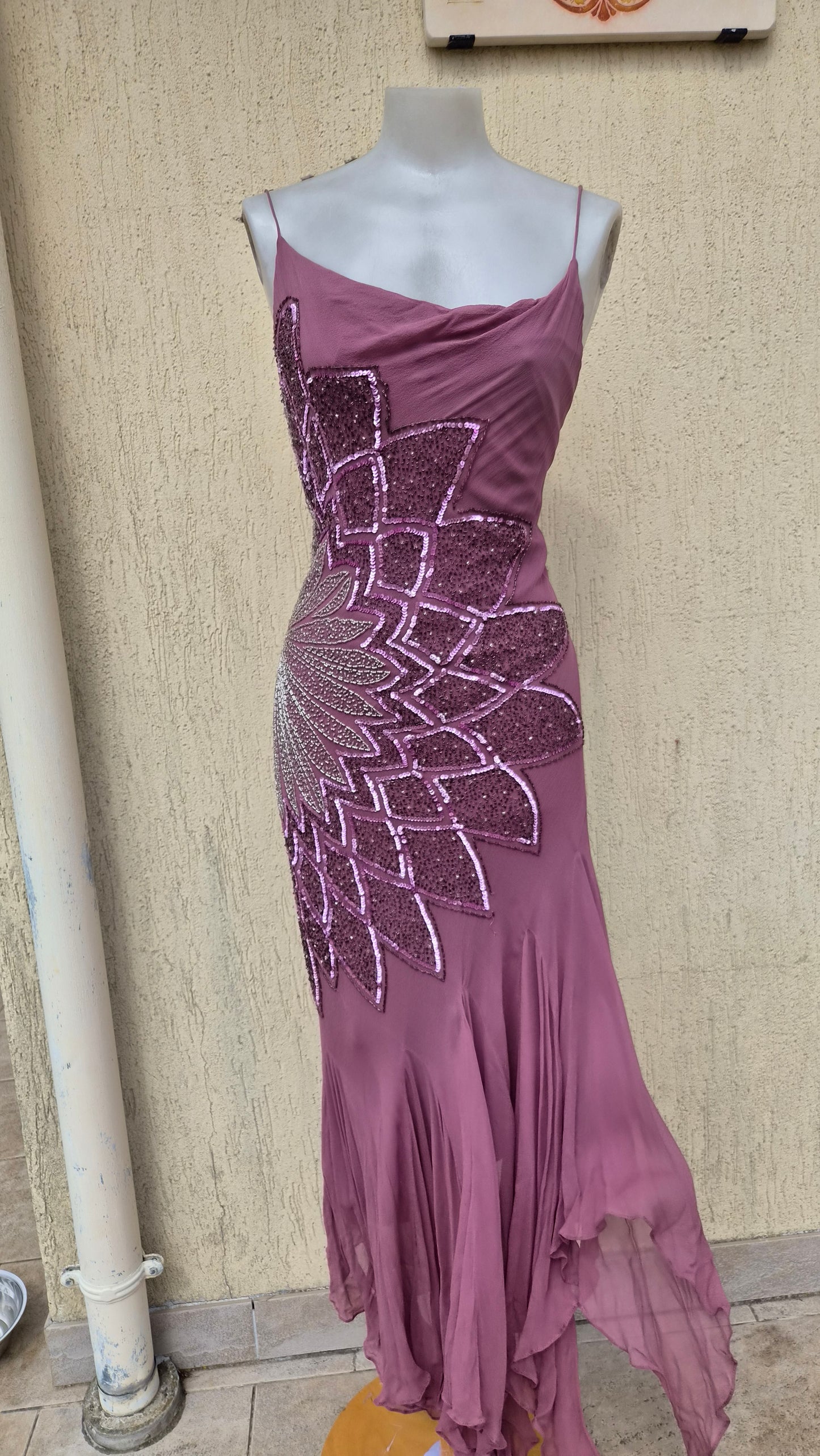 Robe en soie brodée tons roses