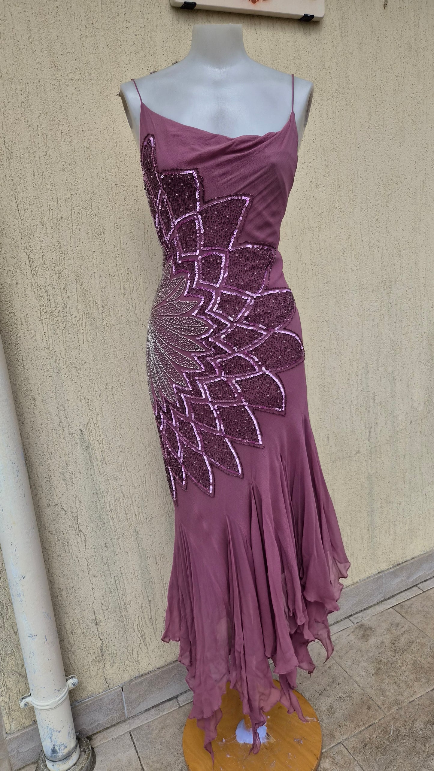 Robe en soie brodée tons roses
