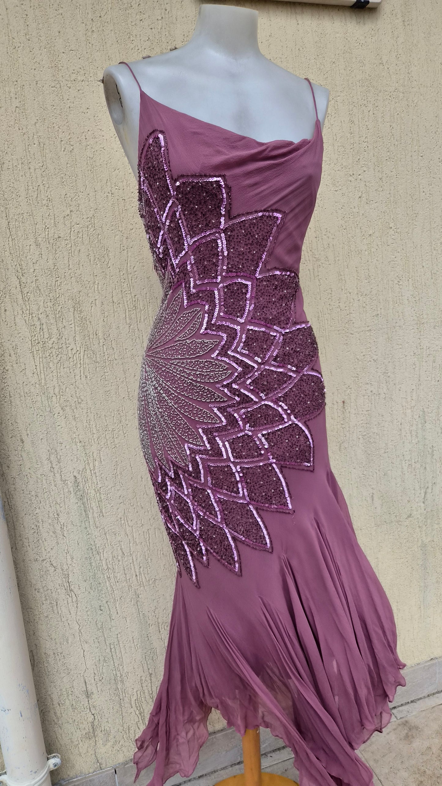 Robe en soie brodée tons roses