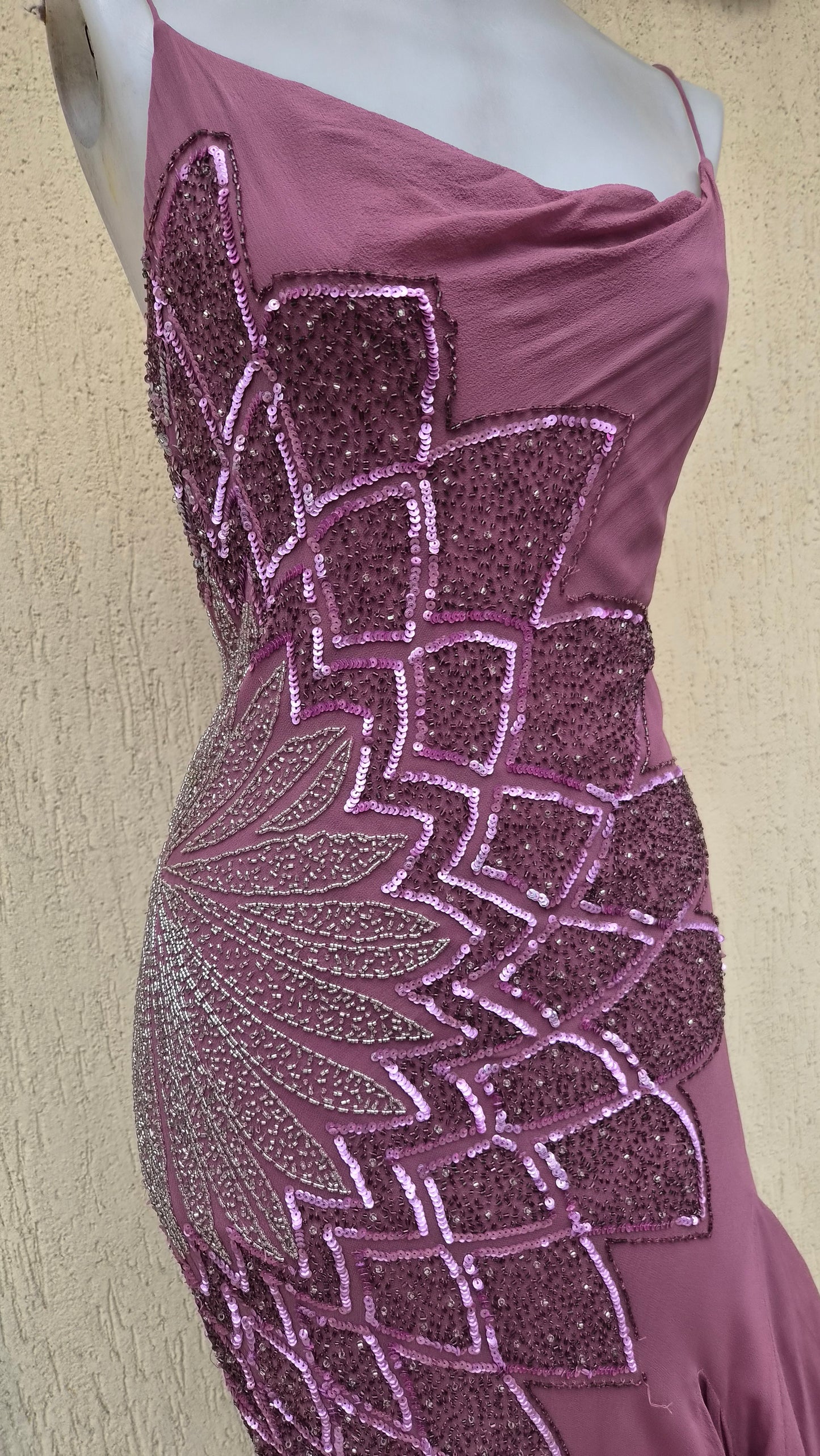 Robe en soie brodée tons roses