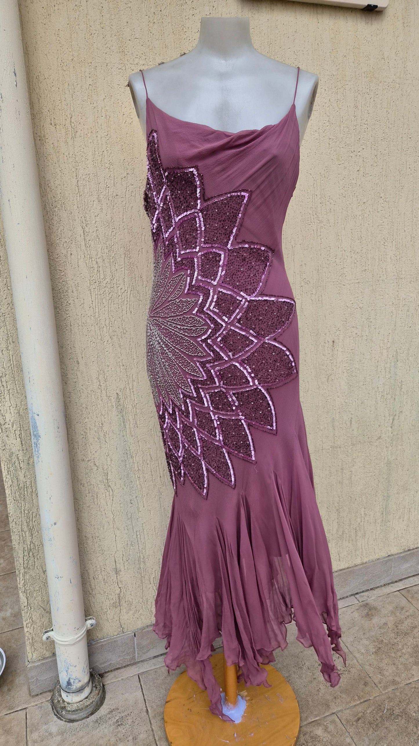 Robe en soie brodée tons roses