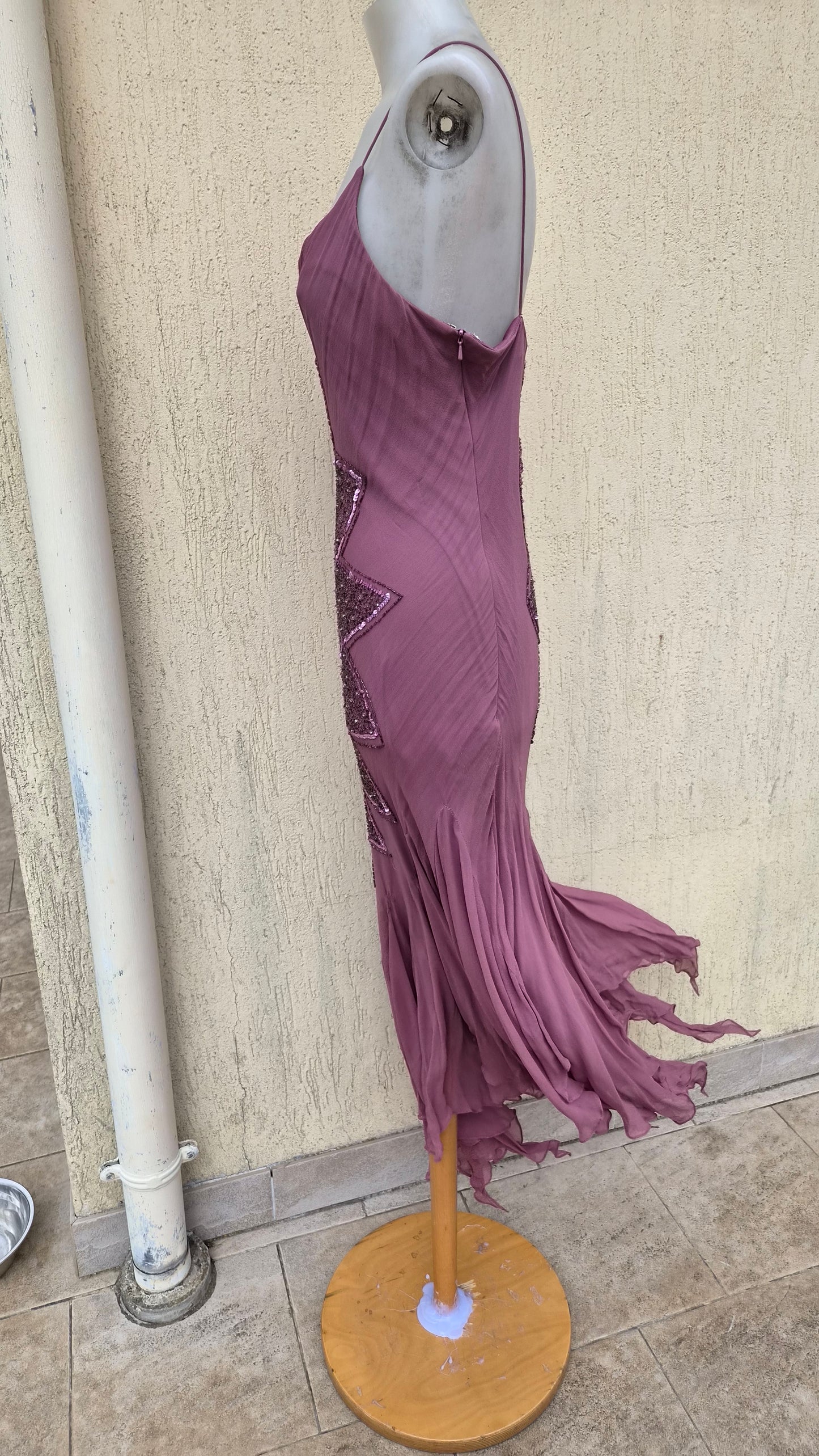 Robe en soie brodée tons roses