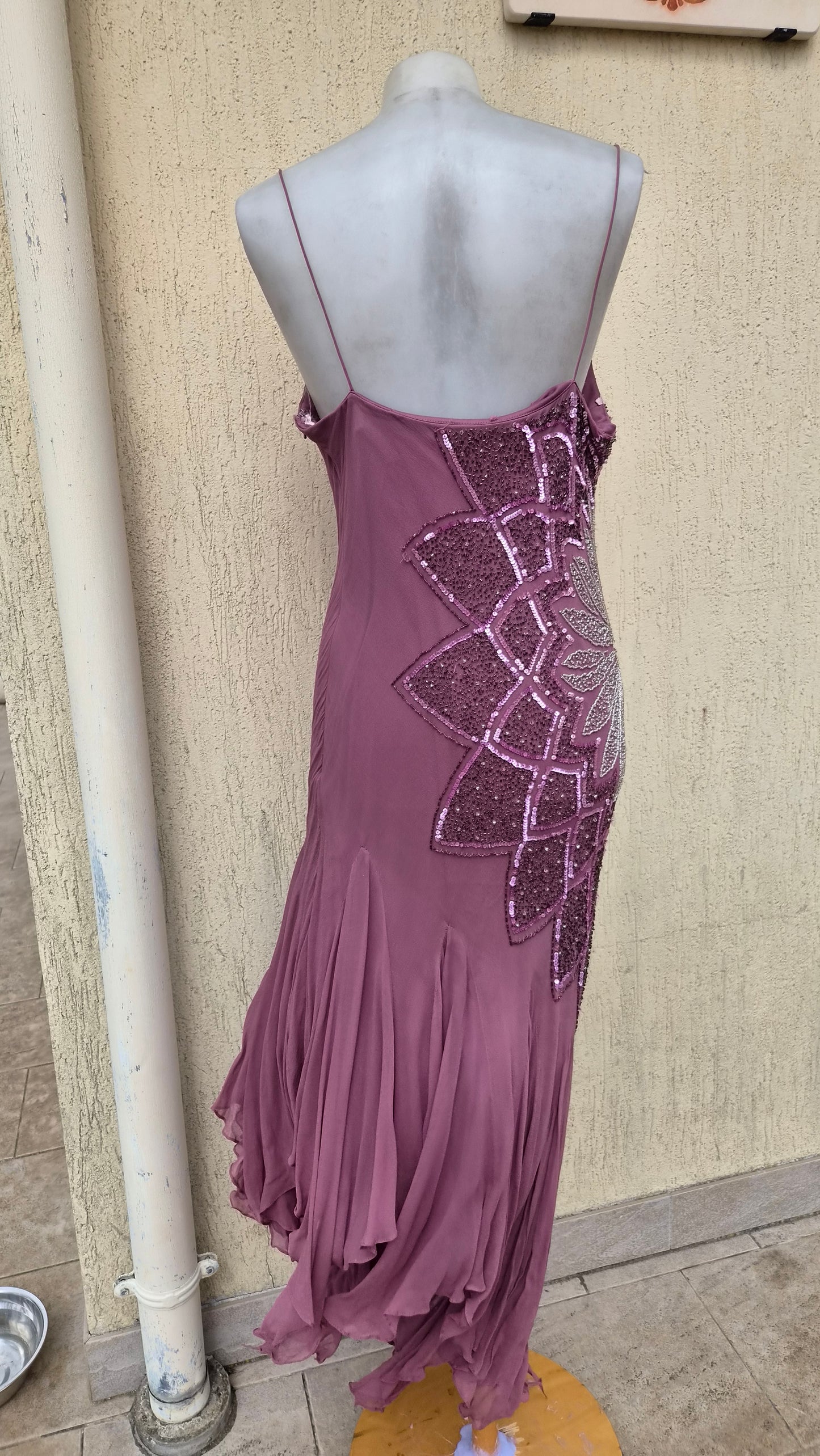 Robe en soie brodée tons roses