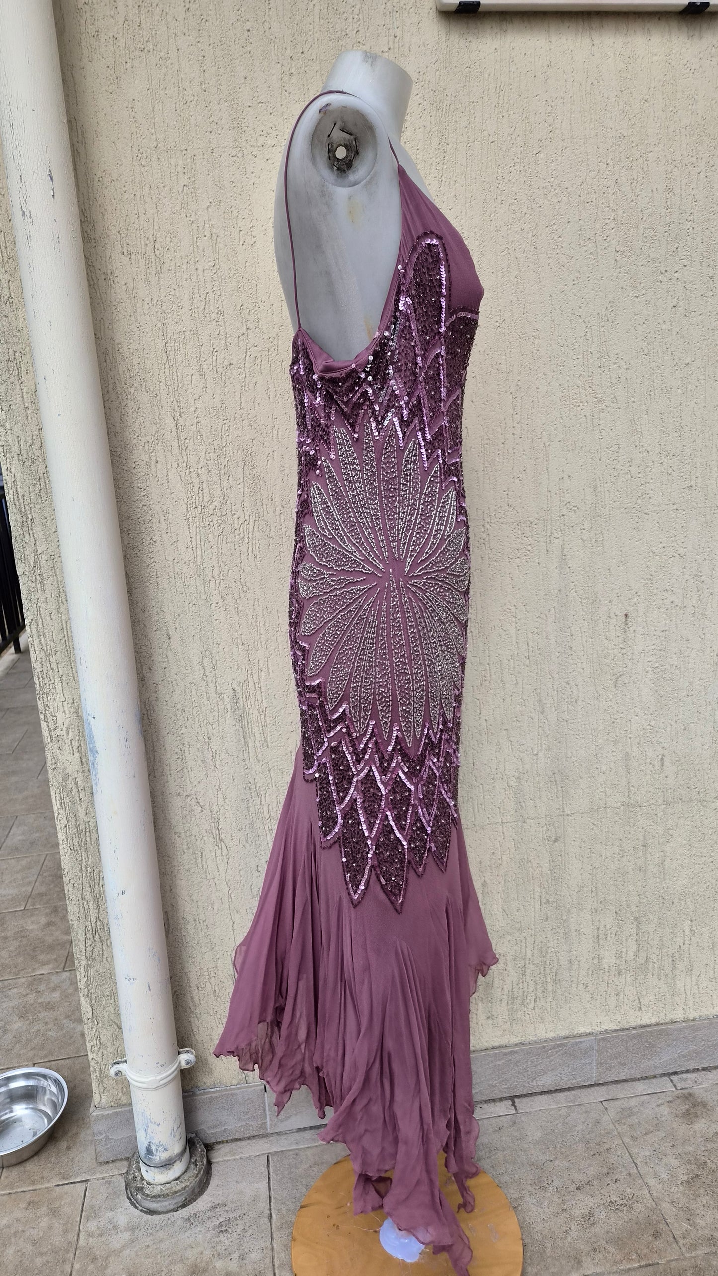 Robe en soie brodée tons roses