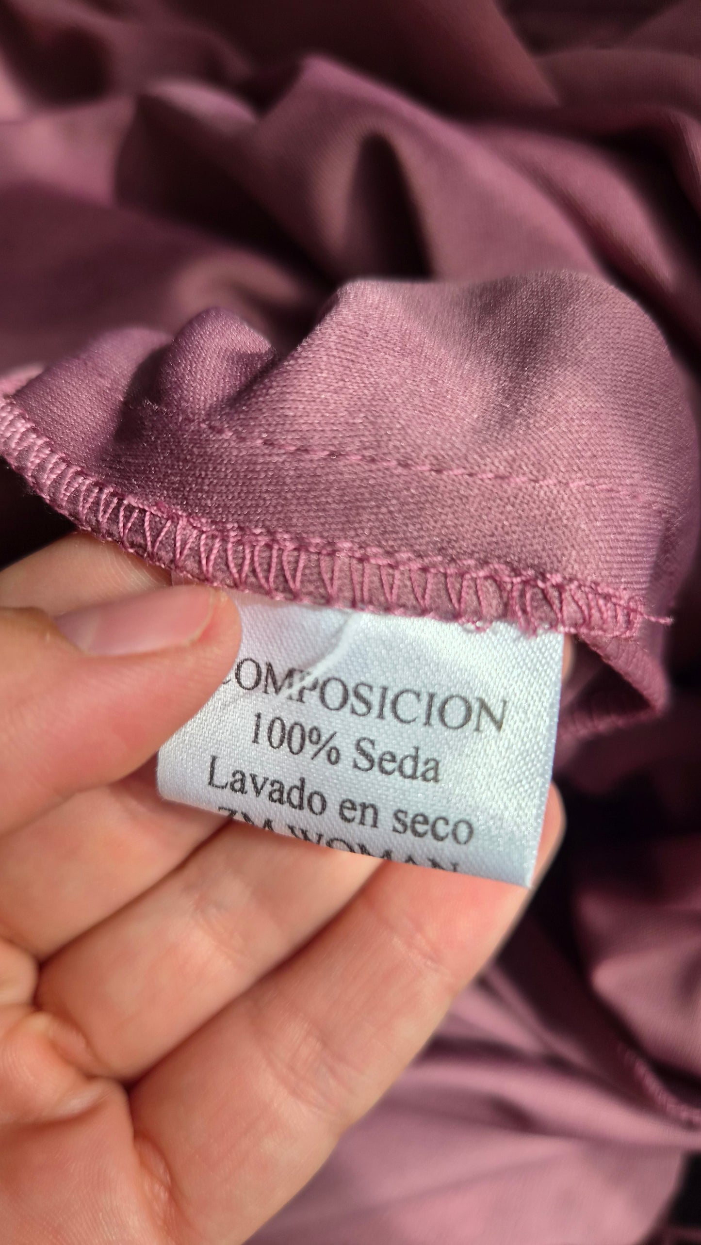 Robe en soie brodée tons roses