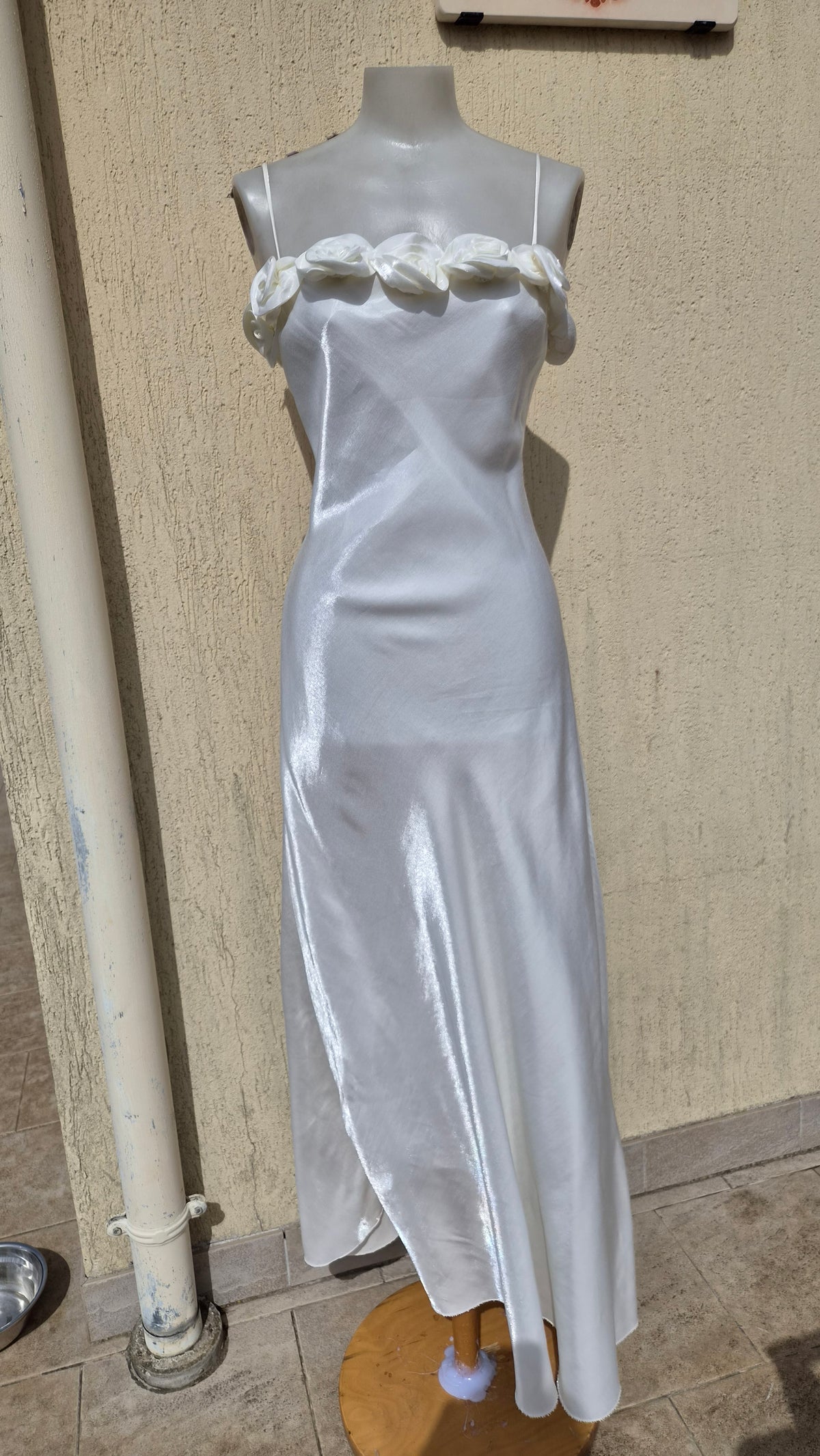 Robe satinée blanche