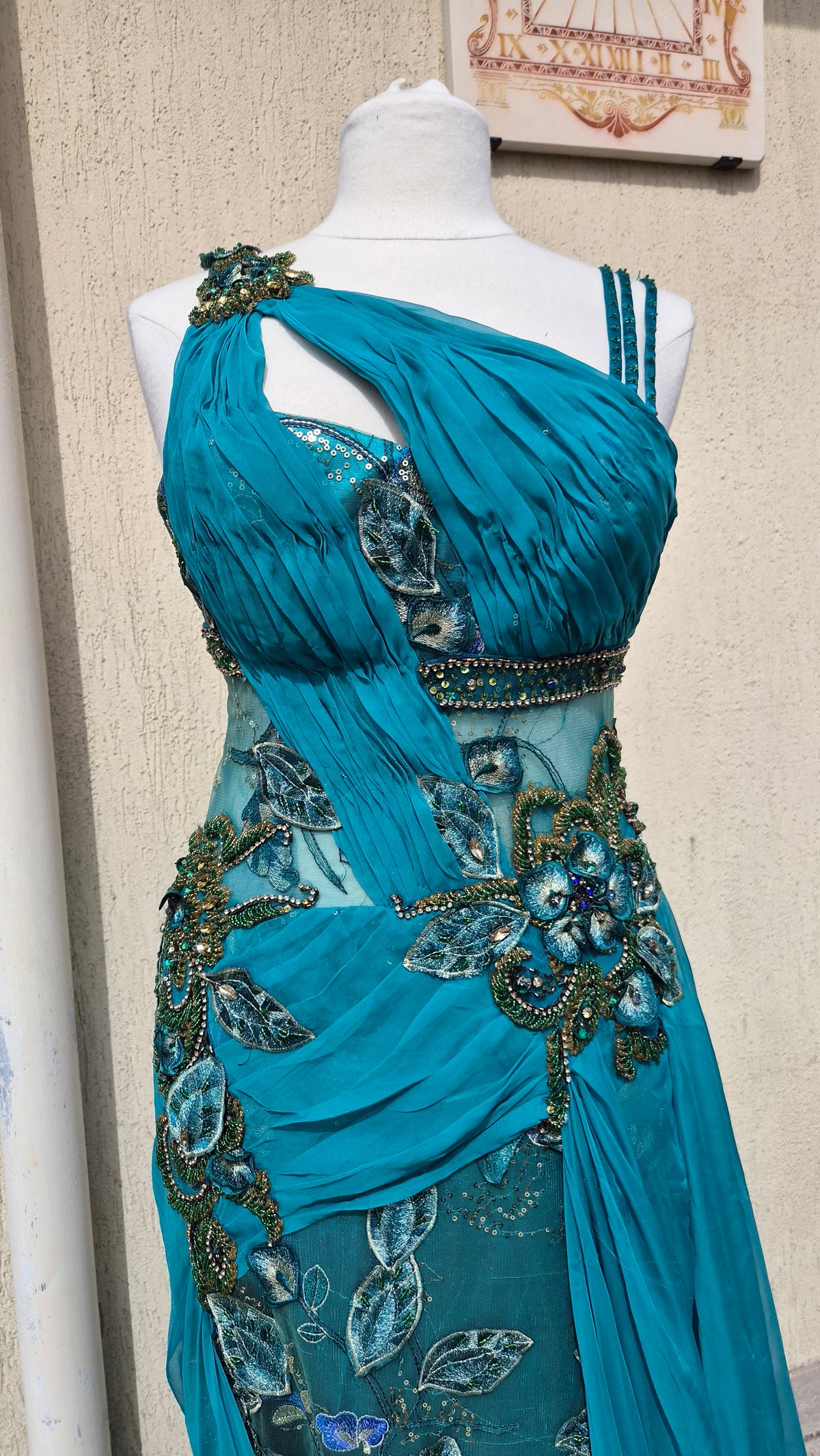 Robe bleue brodée