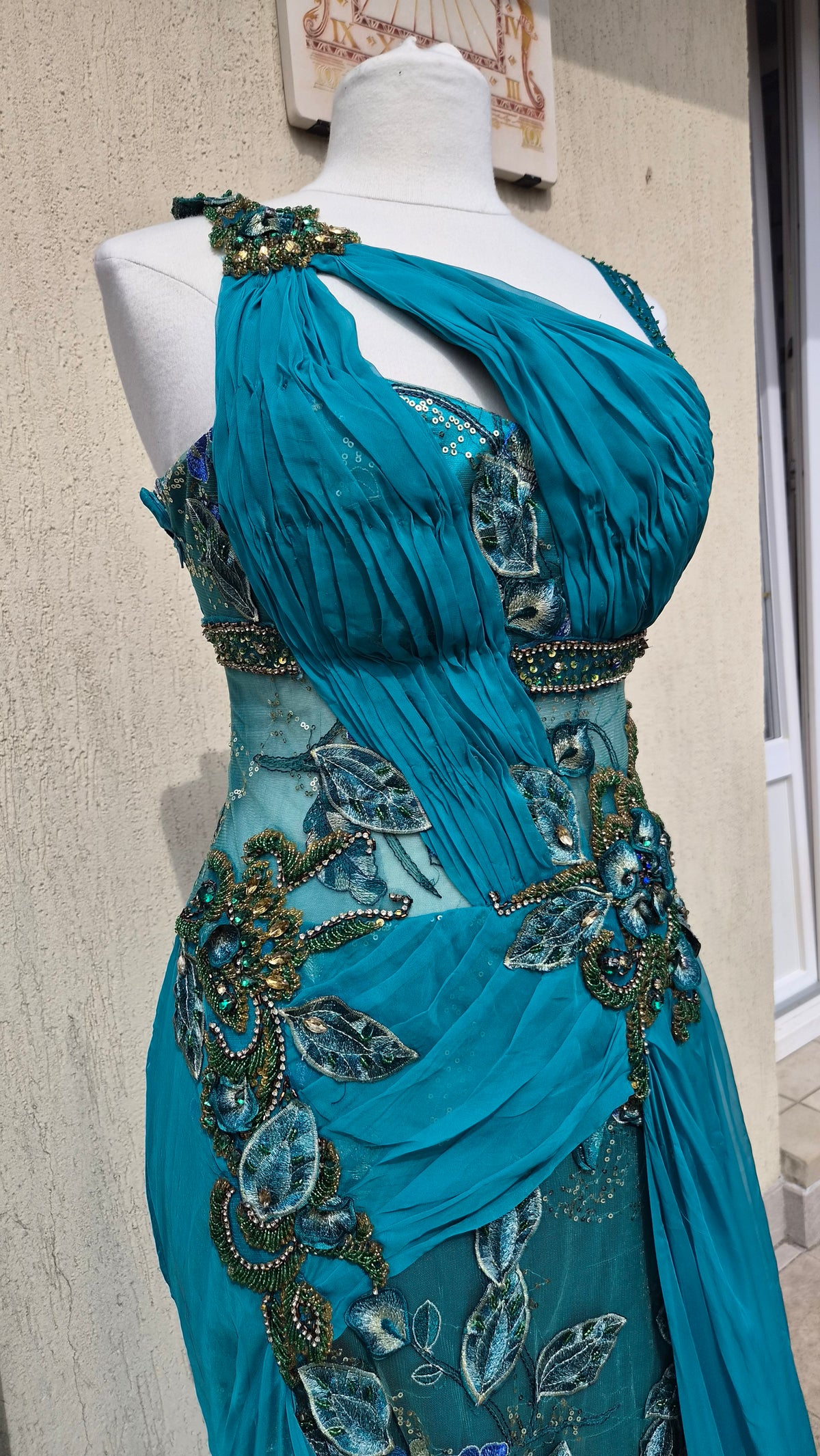 Robe bleue brodée