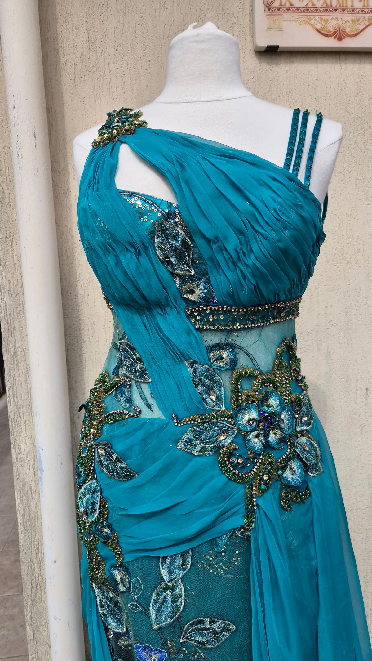 Robe bleue brodée
